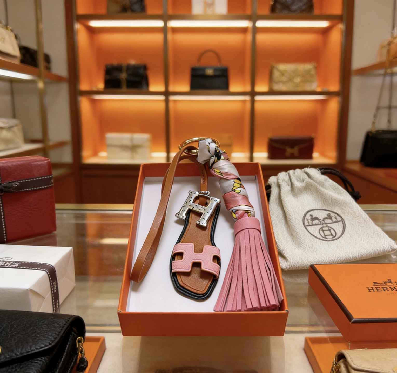 Hermes Oran Sandal Tassel Key Charm pendentif Métal doré cuir grainé rose cuir lisse beige bordure noire twilly de soie multicolore longueur totale du bracelet 12 cm