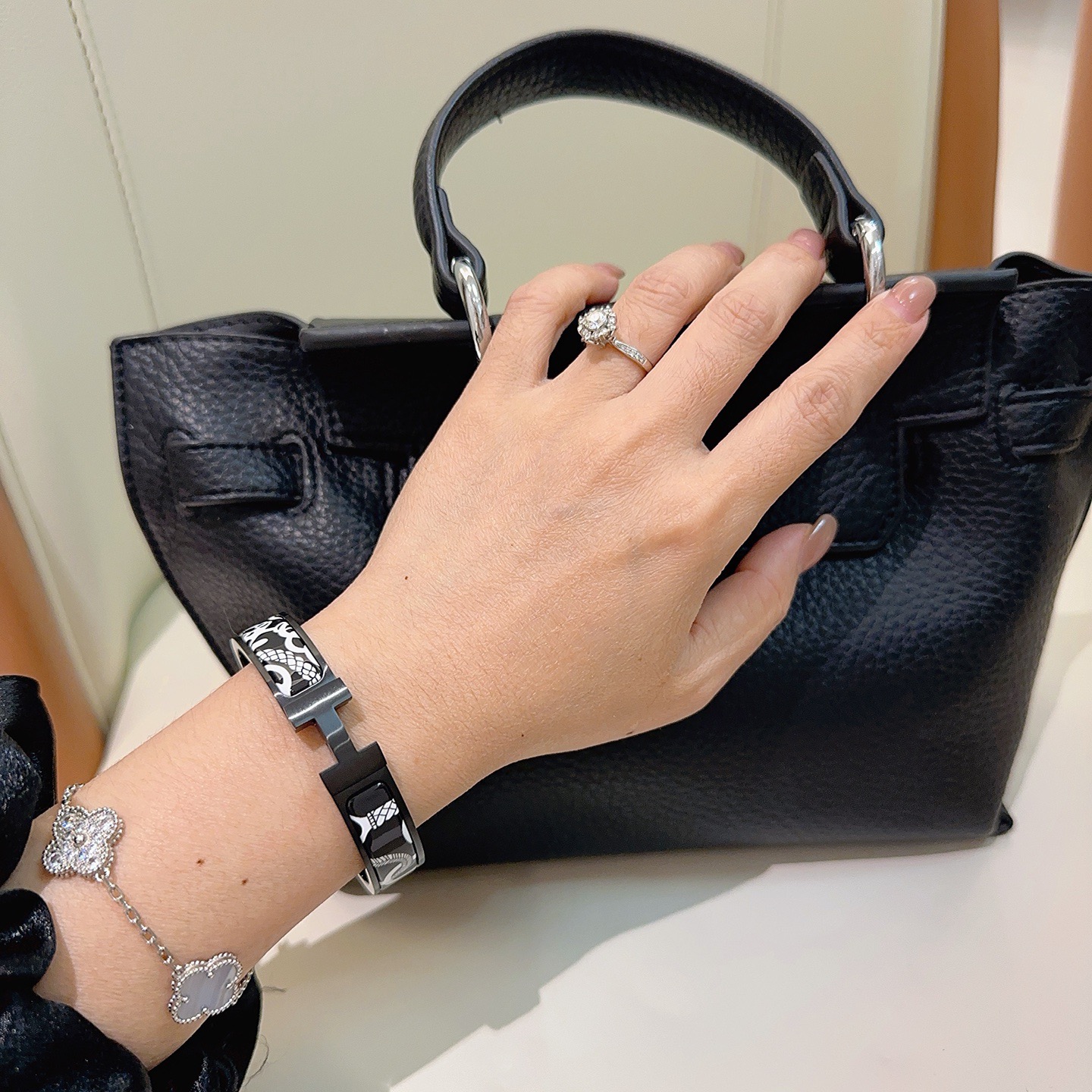 Bracciale Hermes Clic H smalto nero con motivo bianco metallo placcato nero 17