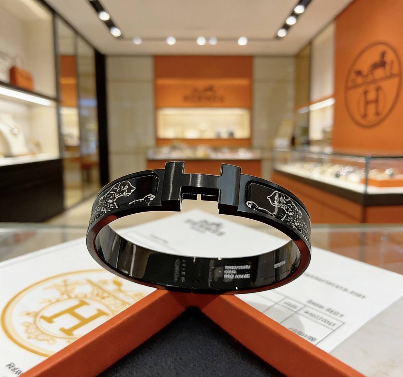 Bracciale Hermes Clic Clac H Cheval Deco smalto nero con hardware in metallo color argento dettagli decorativi equini argento 17