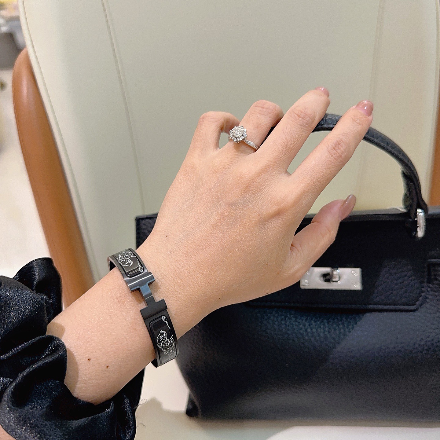 Bracciale Hermes Clic Clac H Cheval Deco smalto nero con hardware in metallo color argento dettagli decorativi equini argento 17