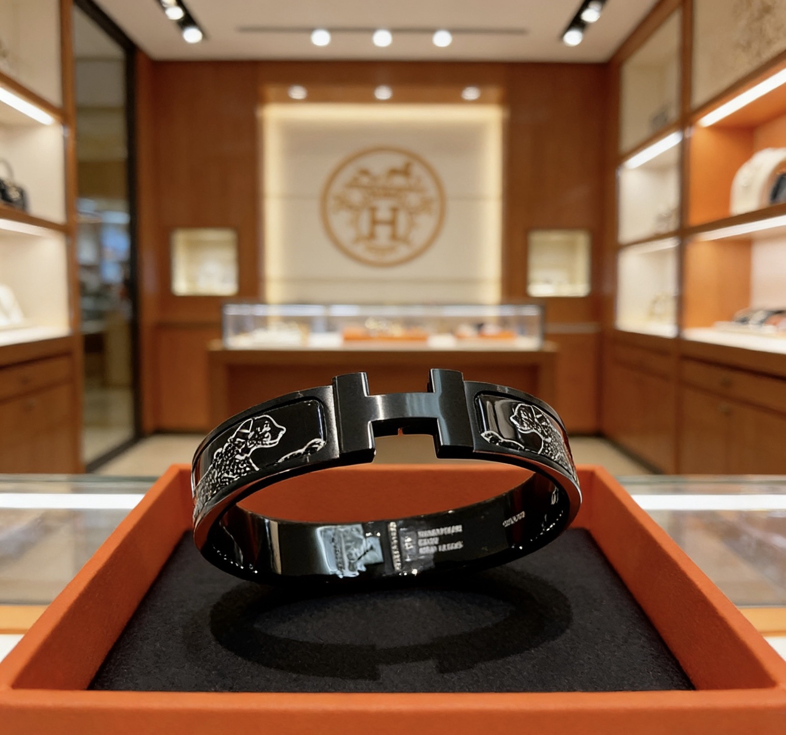 Bracciale Hermes Clic Clac H Cheval Deco smalto nero con hardware in metallo color argento dettagli decorativi equini argento 17