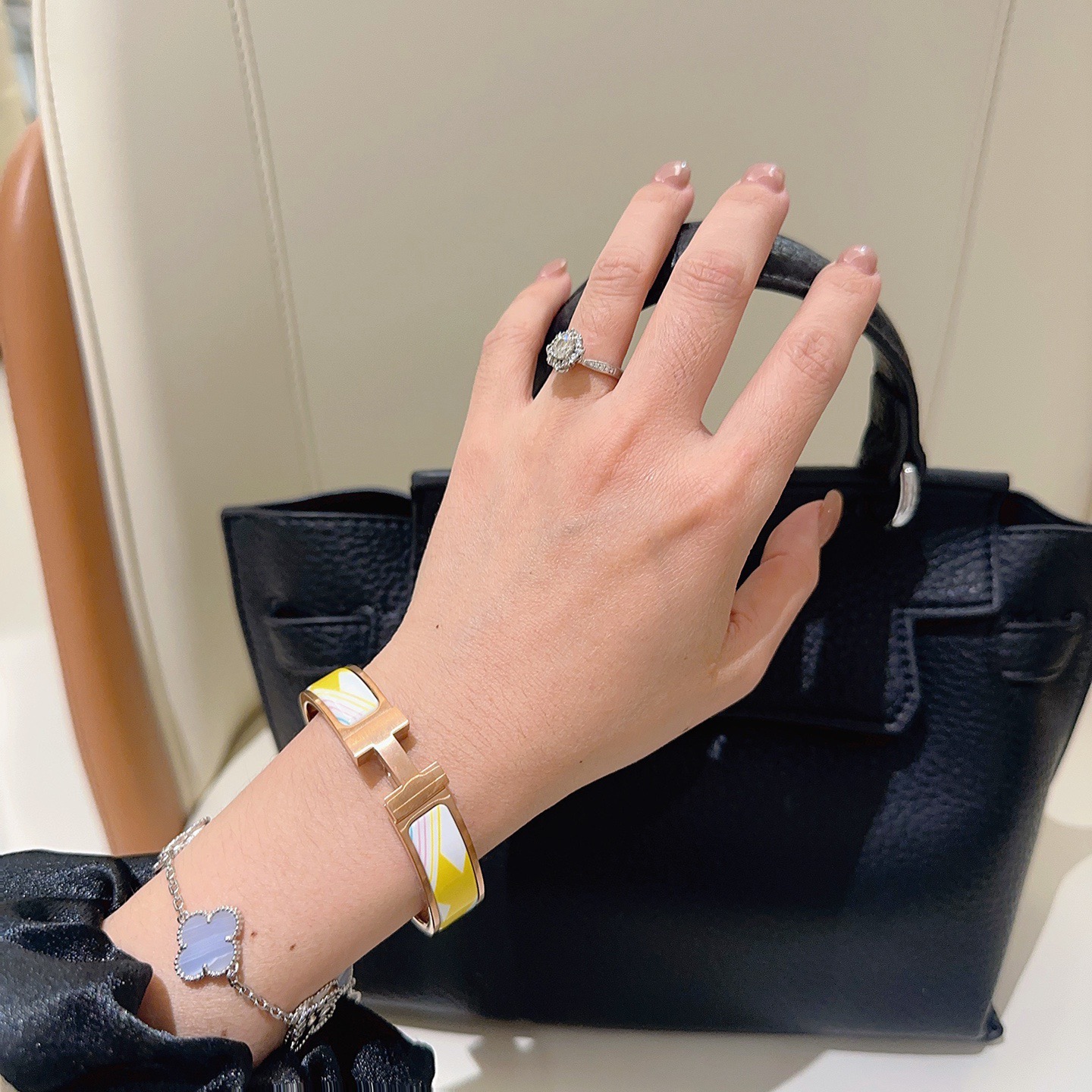 Bracciale Hermes Clic H metallo placcato oro rosa con smalto giallo bianco viola chiaro 17