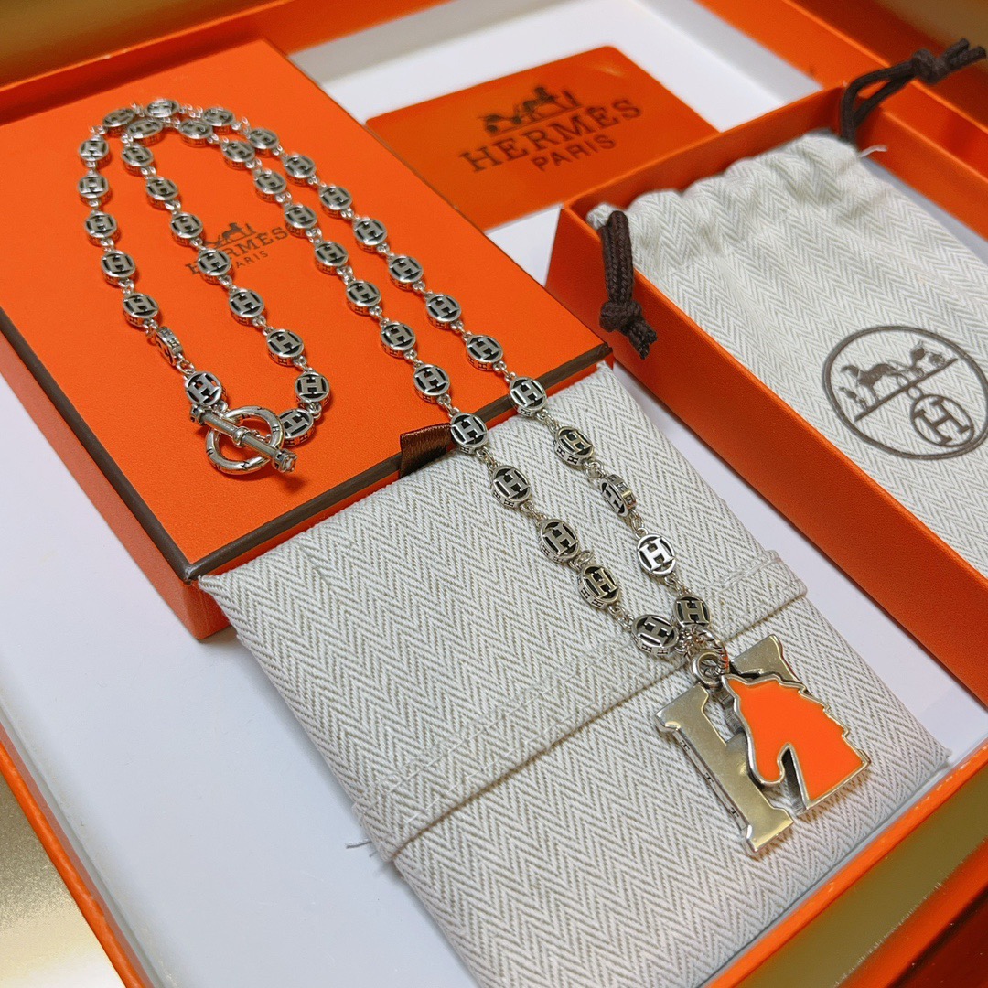 Hermes H Ciondolo testa di cavallo Farandole Collana con catena Toggle Collana in metallo argentato con dettaglio testa di cavallo in smalto arancione brillante 60 cm