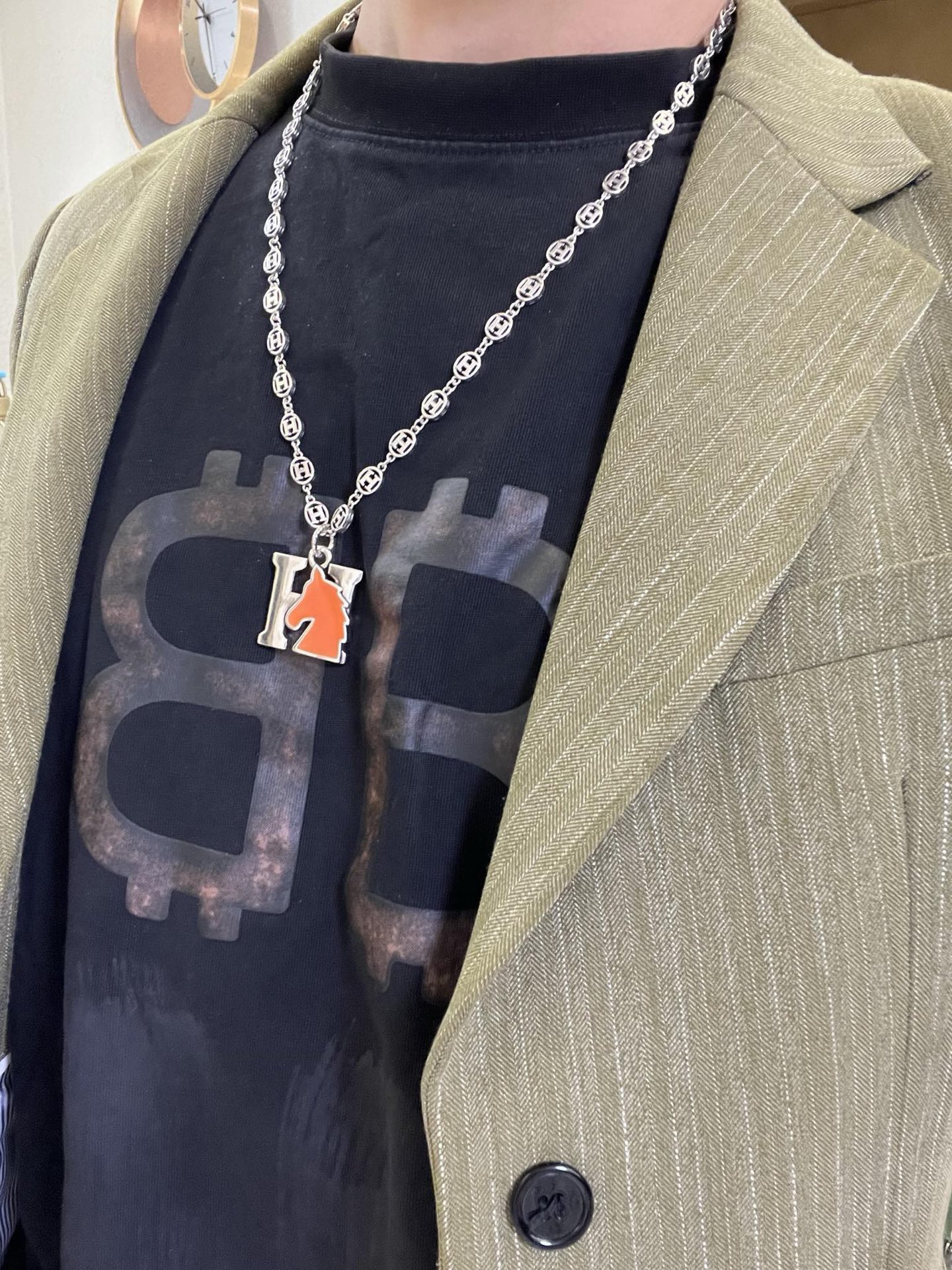 Hermes H Ciondolo testa di cavallo Farandole Collana con catena Toggle Collana in metallo argentato con dettaglio testa di cavallo in smalto arancione brillante 60 cm