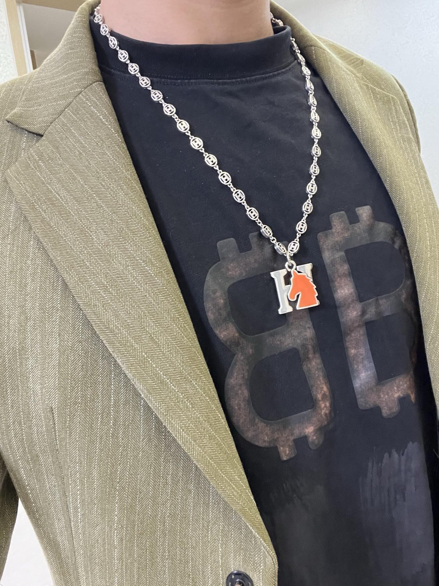 Hermes H Ciondolo testa di cavallo Farandole Collana con catena Toggle Collana in metallo argentato con dettaglio testa di cavallo in smalto arancione brillante 60 cm