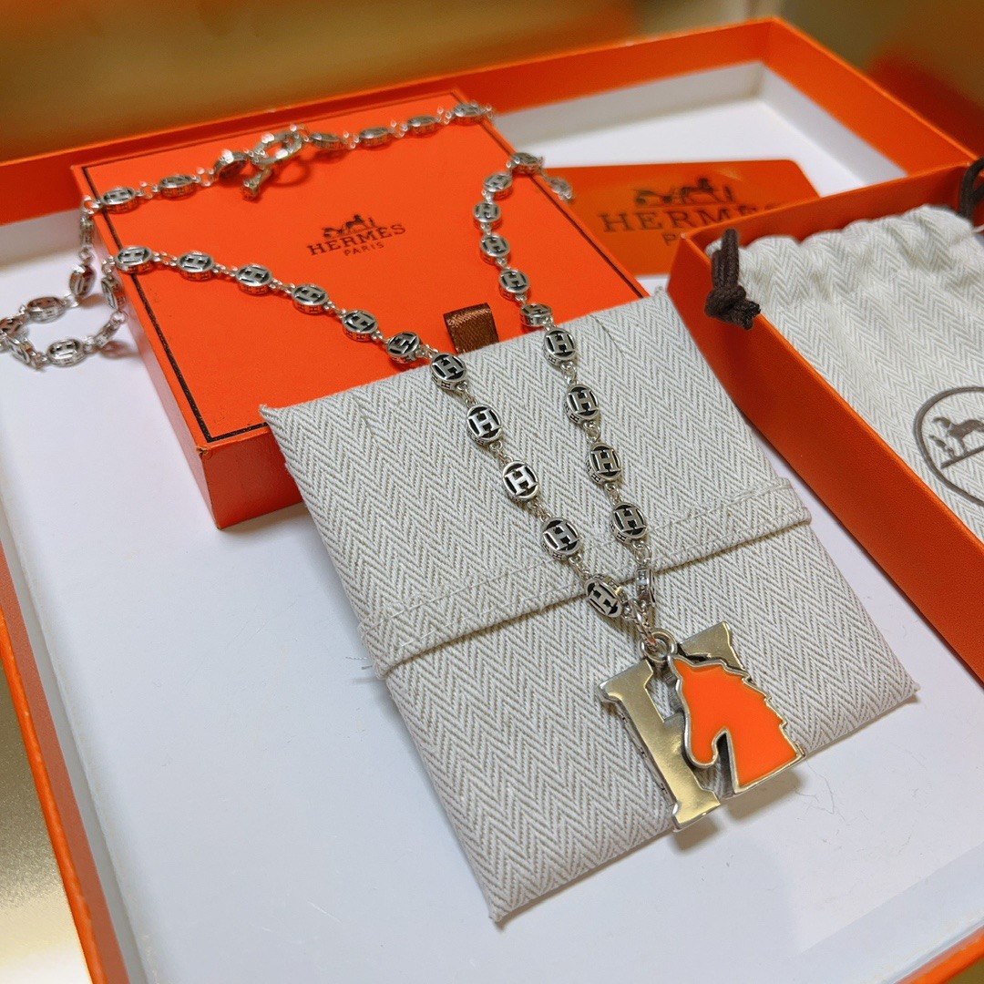 Hermes H Ciondolo testa di cavallo Farandole Collana con catena Toggle Collana in metallo argentato con dettaglio testa di cavallo in smalto arancione brillante 60 cm