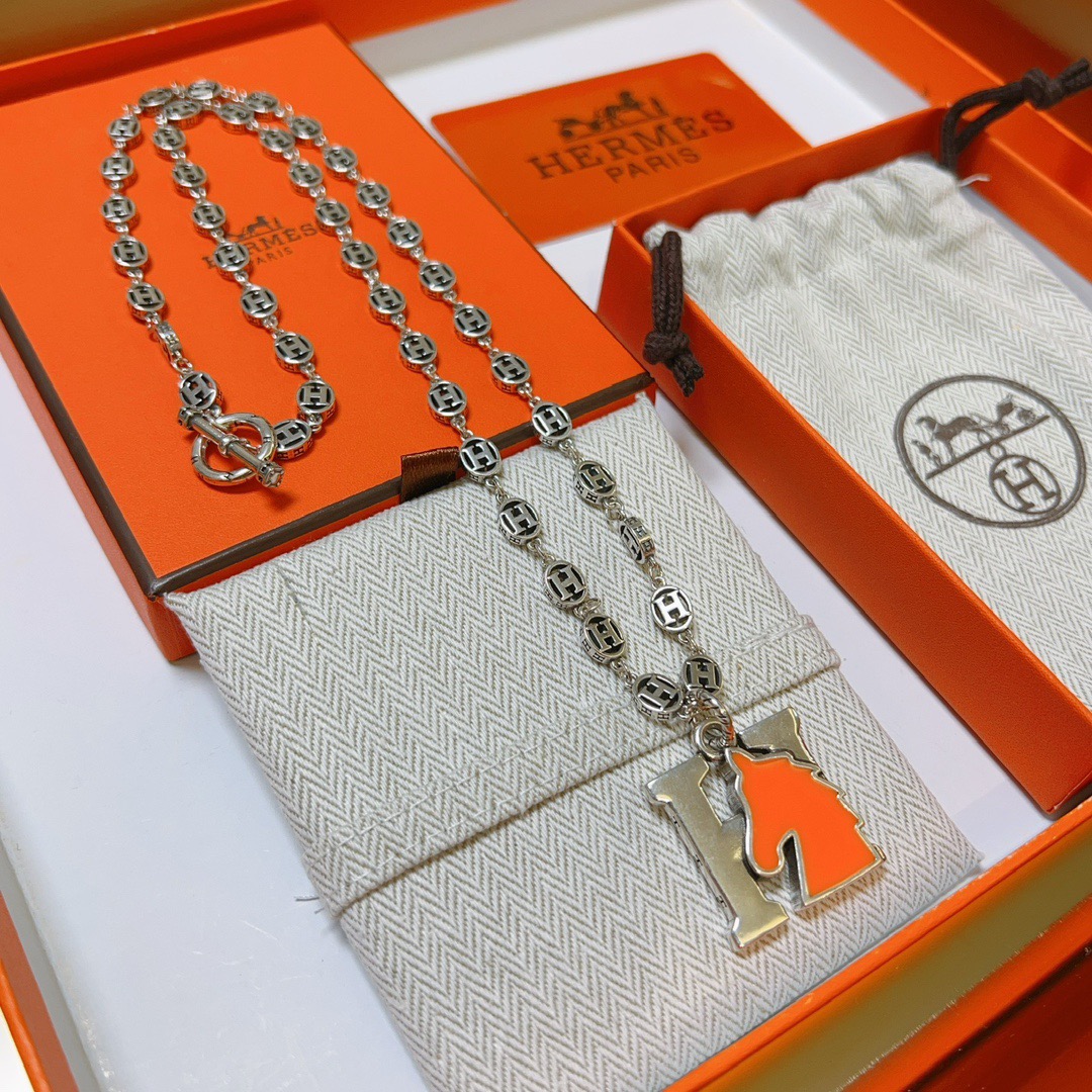 Hermes H Ciondolo testa di cavallo Farandole Collana con catena Toggle Collana in metallo argentato con dettaglio testa di cavallo in smalto arancione brillante 60 cm