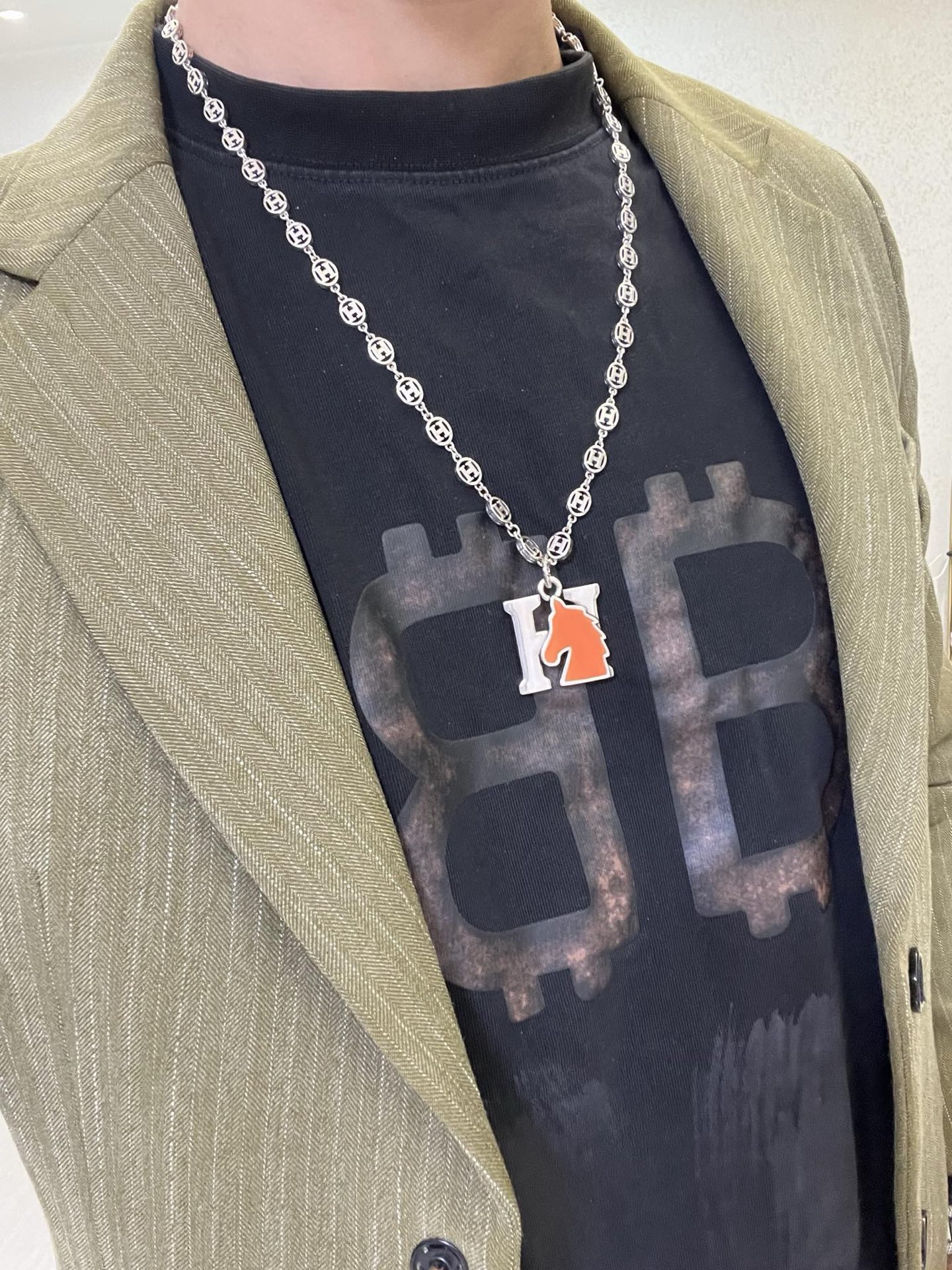 Hermes H Ciondolo testa di cavallo Farandole Collana con catena Toggle Collana in metallo argentato con dettaglio testa di cavallo in smalto arancione brillante 60 cm