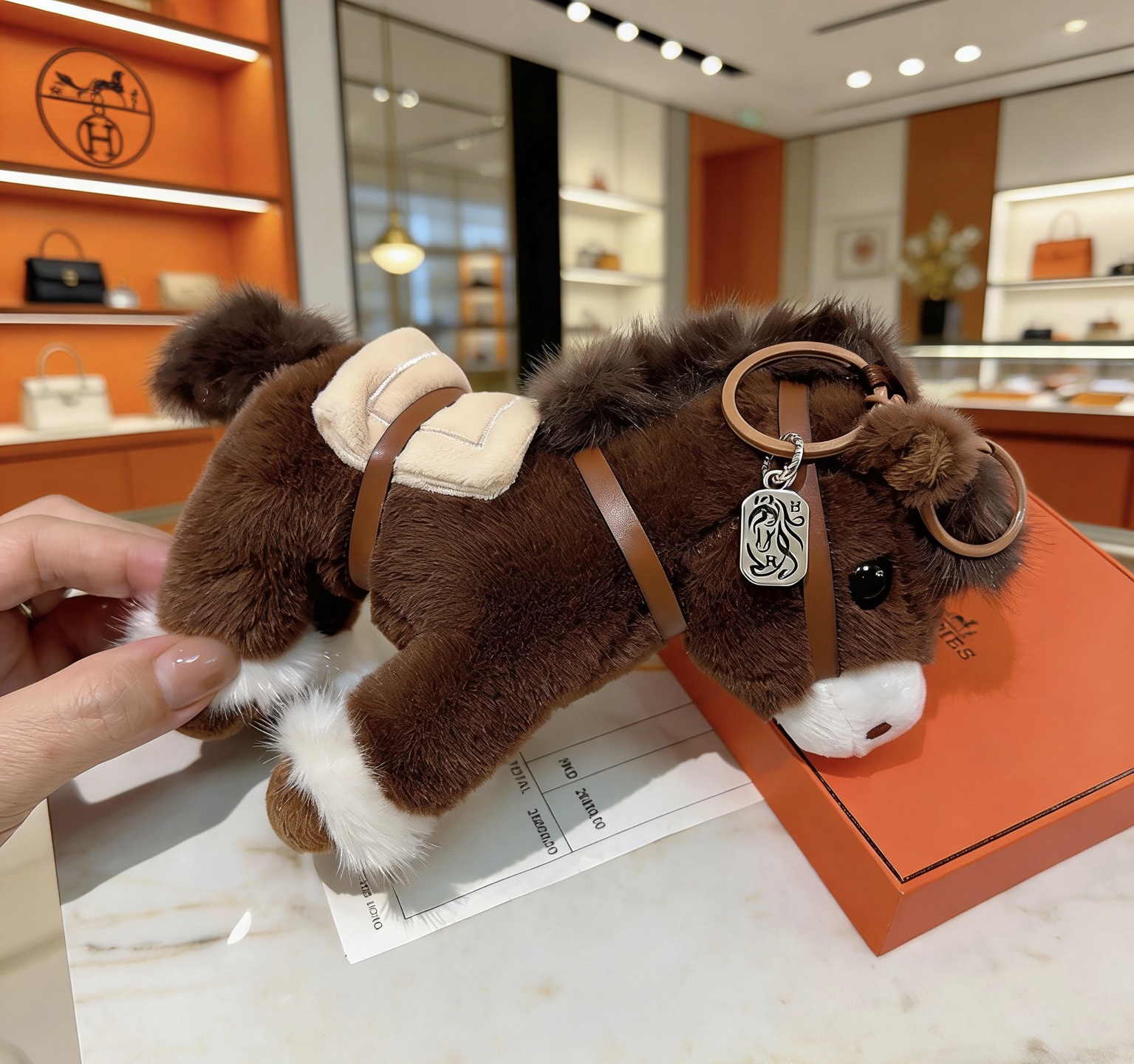 Hermes Hermes Peluche Pony Bag Ciondolo ciondolo Peluche marrone con accenti bianchi cinturini in pelle marrone chiaro hardware in metallo argentato 12 cm