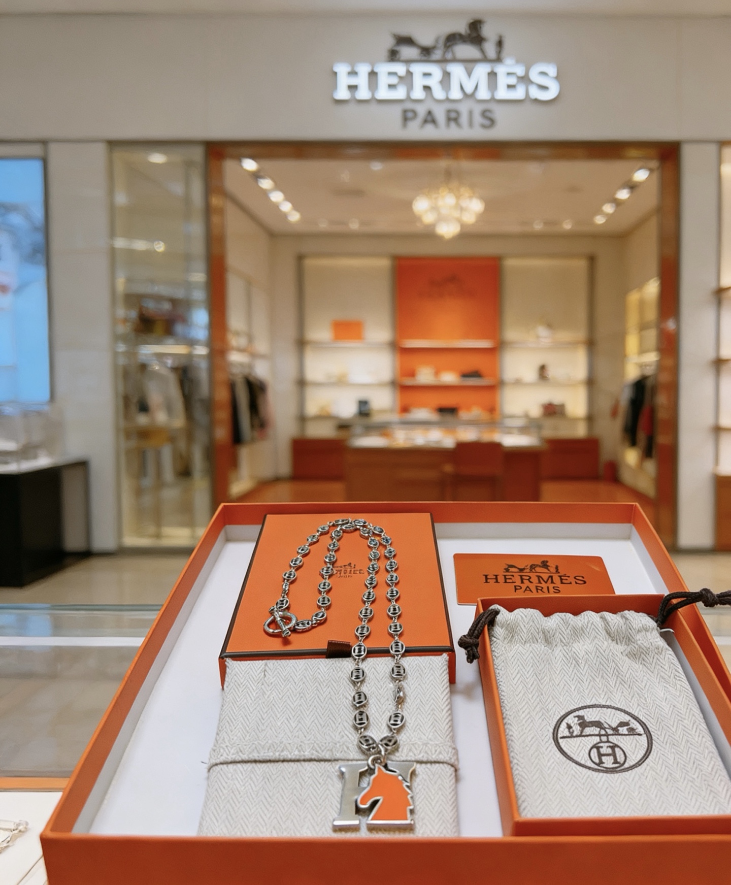 Hermes Cheval H Collar colgante Metal plateado con esmalte naranja 45cm