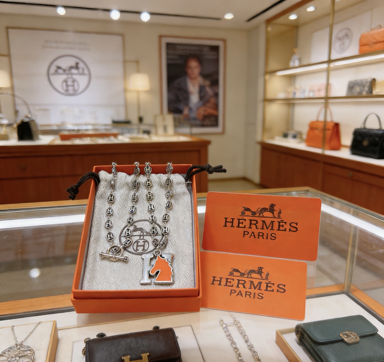 Hermes Cheval H Collar colgante Metal plateado con esmalte naranja 45cm