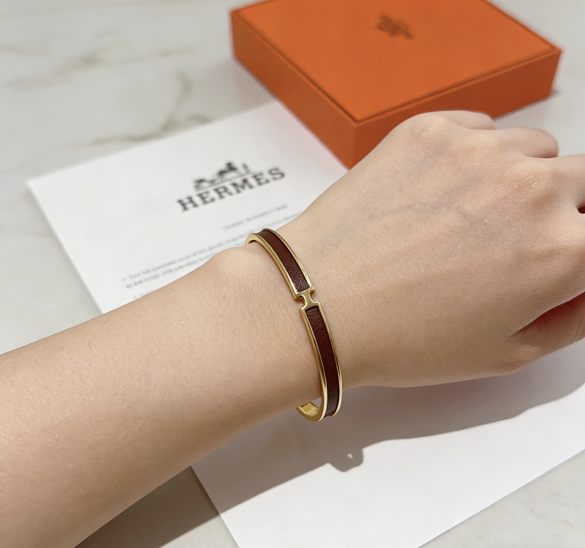 Pulsera Hermes Olympe de metal dorado con incrustaciones de cuero marrón de 17 cm de circunferencia interior
