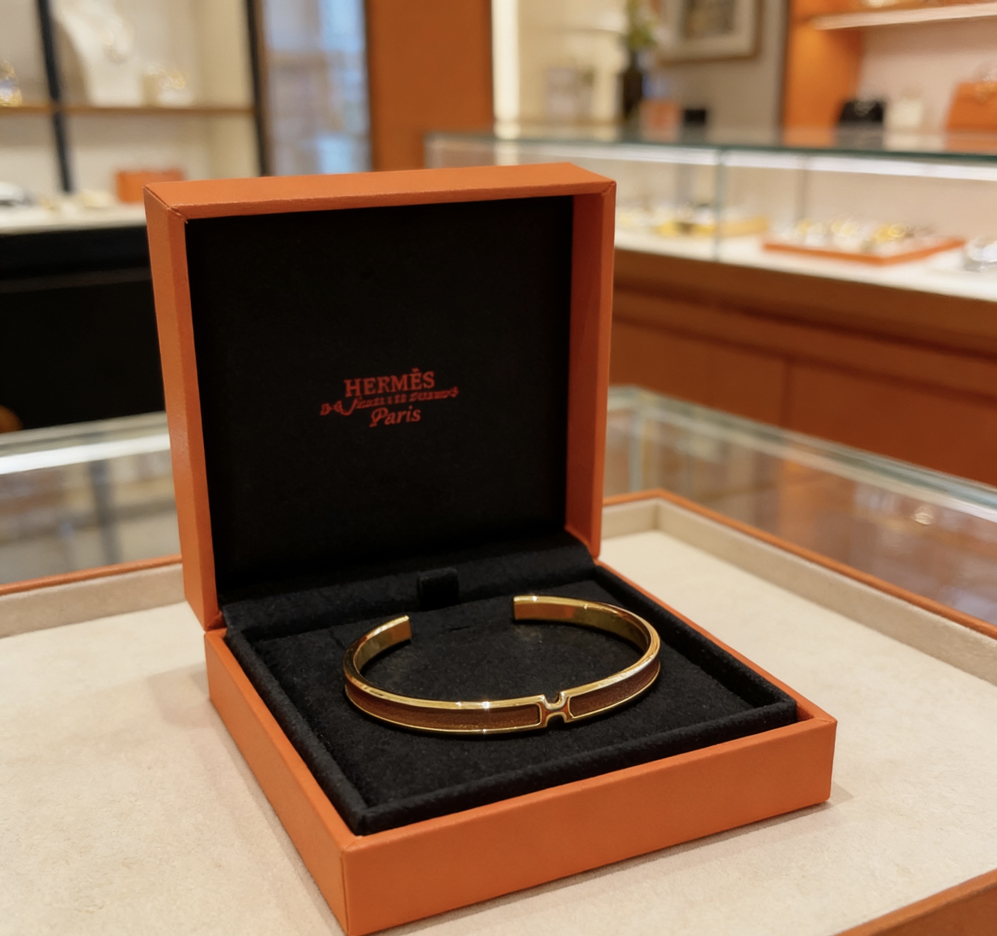 Pulsera Hermes Olympe de metal dorado con incrustaciones de cuero marrón de 17 cm de circunferencia interior