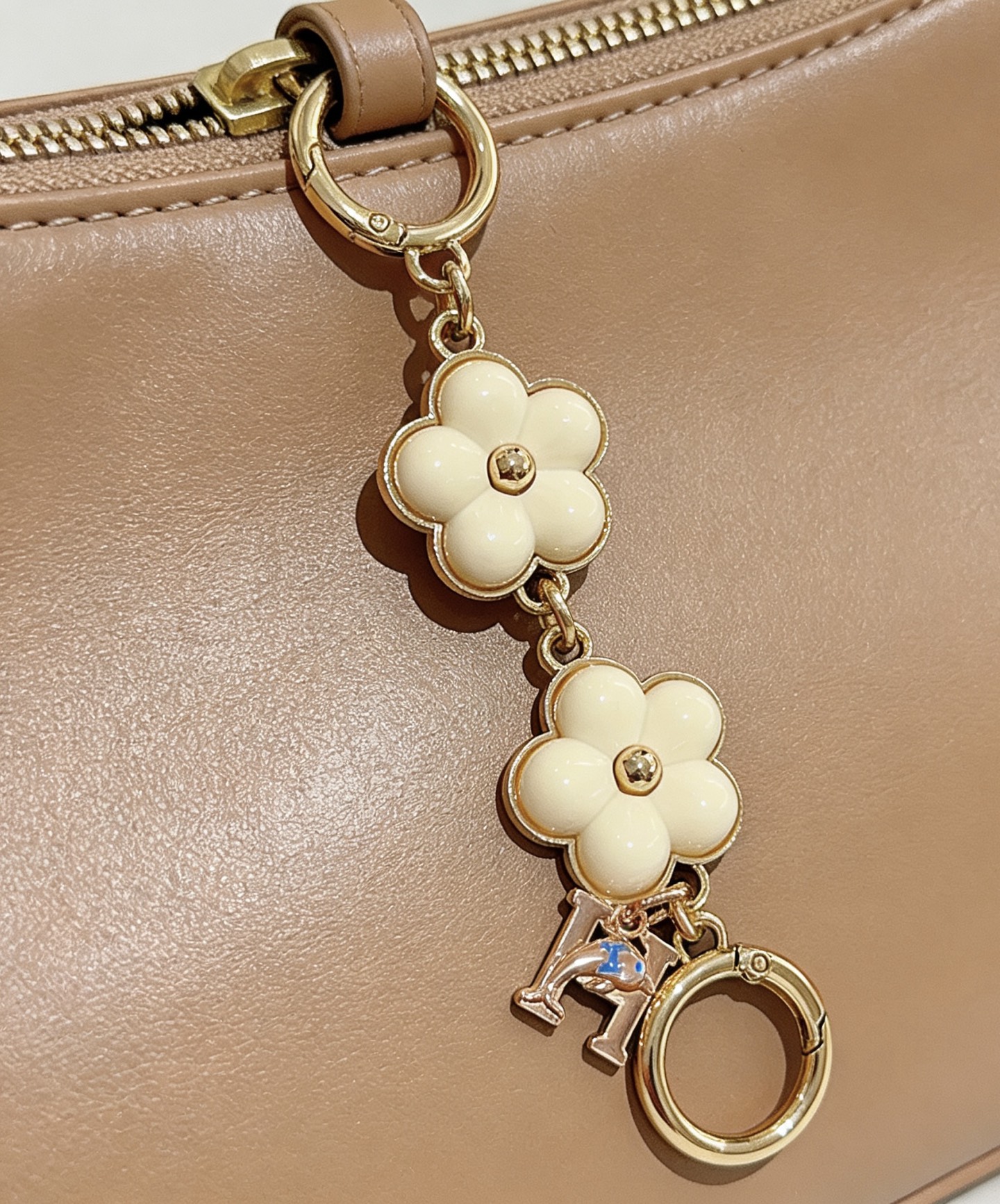 Ciondolo portachiavi Hermes Flower H Ciondolo portachiavi in ​​metallo tono oro, smalto bianco crema, ciondolo H tono oro rosa con accento blu, lunghezza totale 8 cm