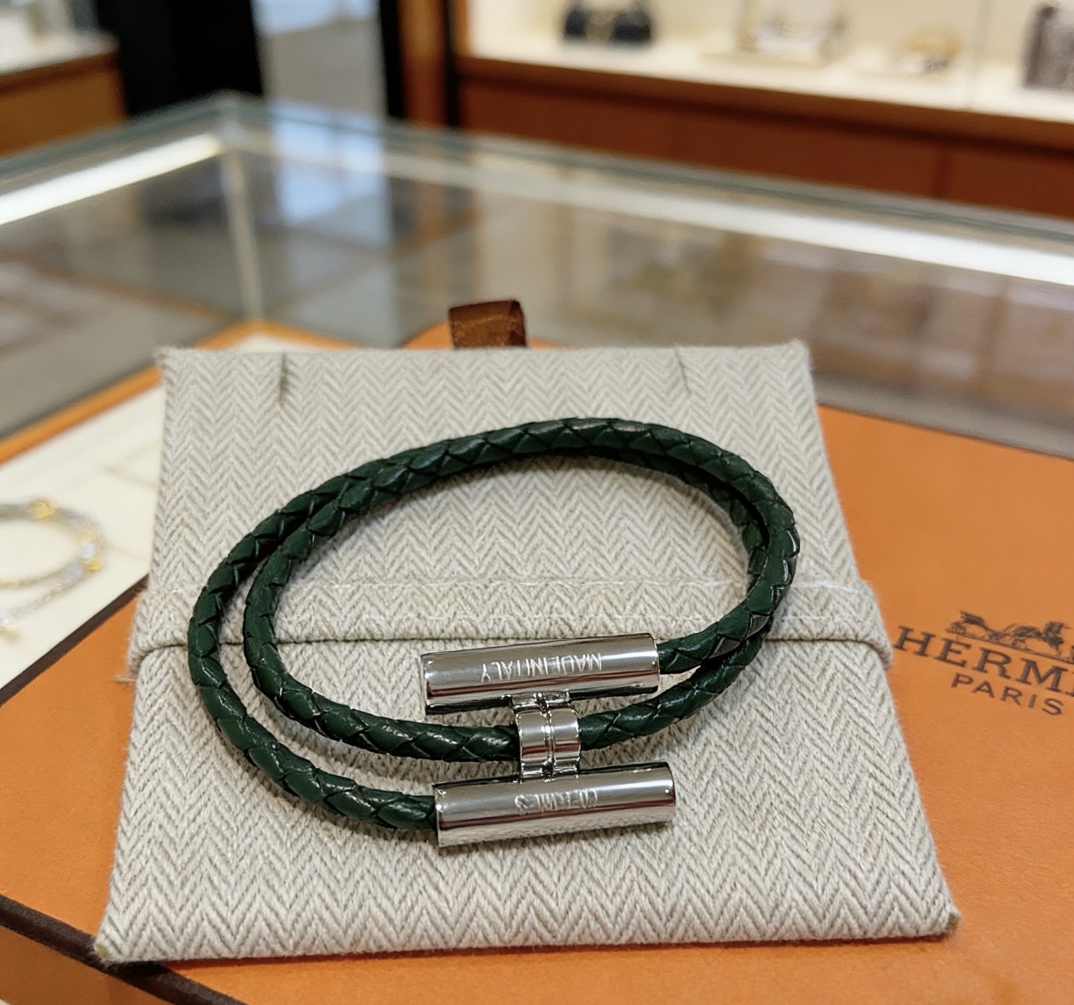 Pulsera Hermes Tournis Tresse de cuero trenzado verde oscuro con herrajes plateados paladiados de 19 cm