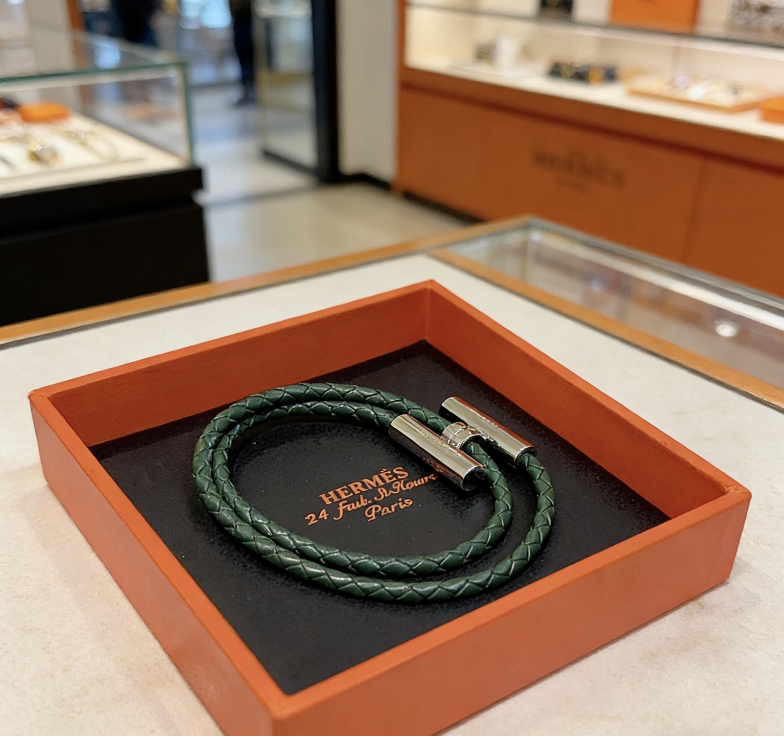 Pulsera Hermes Tournis Tresse de cuero trenzado verde oscuro con herrajes plateados paladiados de 19 cm