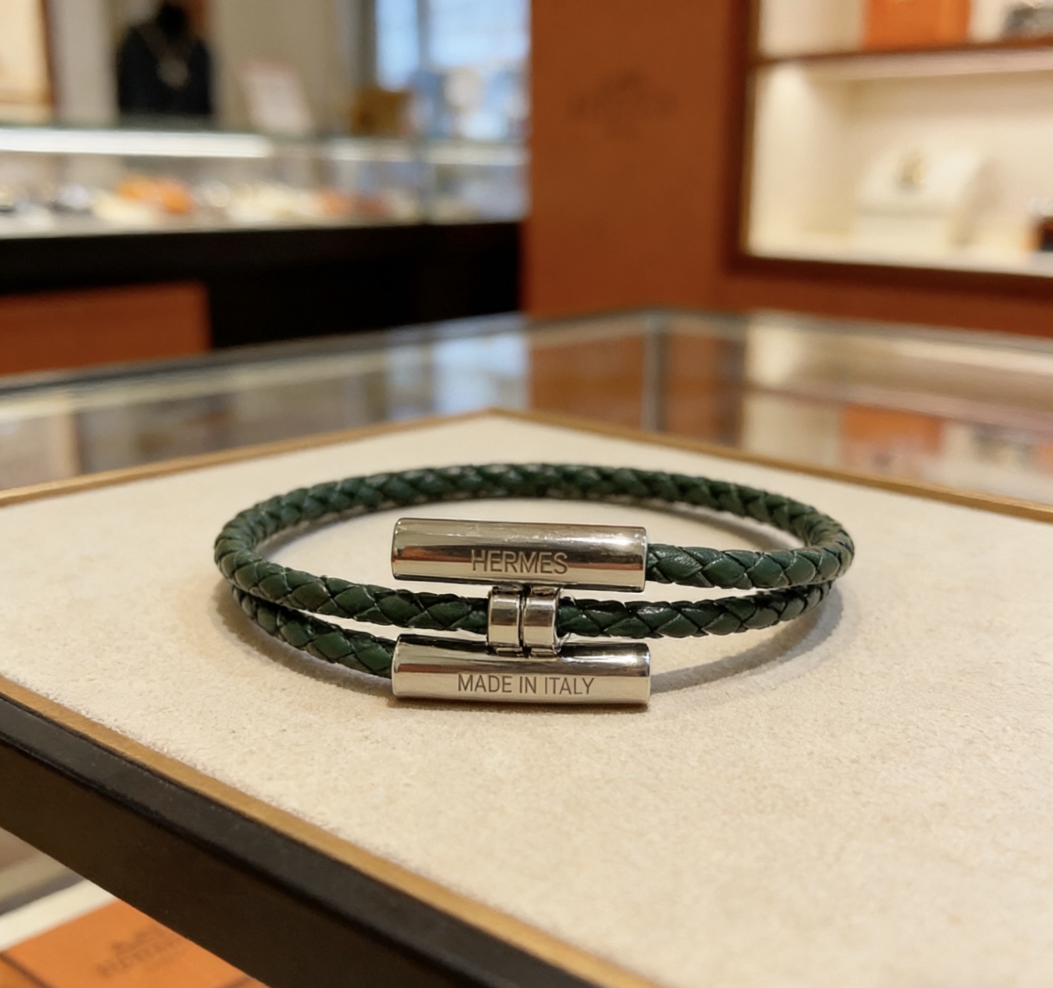Pulsera Hermes Tournis Tresse de cuero trenzado verde oscuro con herrajes plateados paladiados de 19 cm