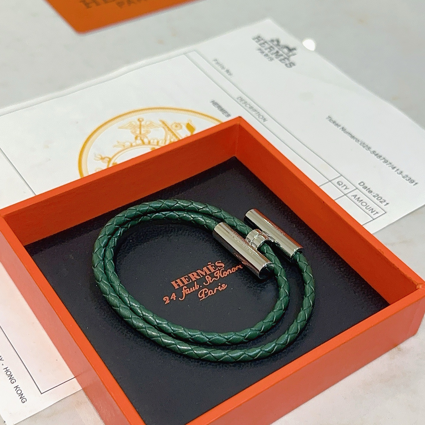 Pulsera Hermes Tournis Tresse de cuero trenzado verde oscuro con herrajes plateados paladiados de 19 cm