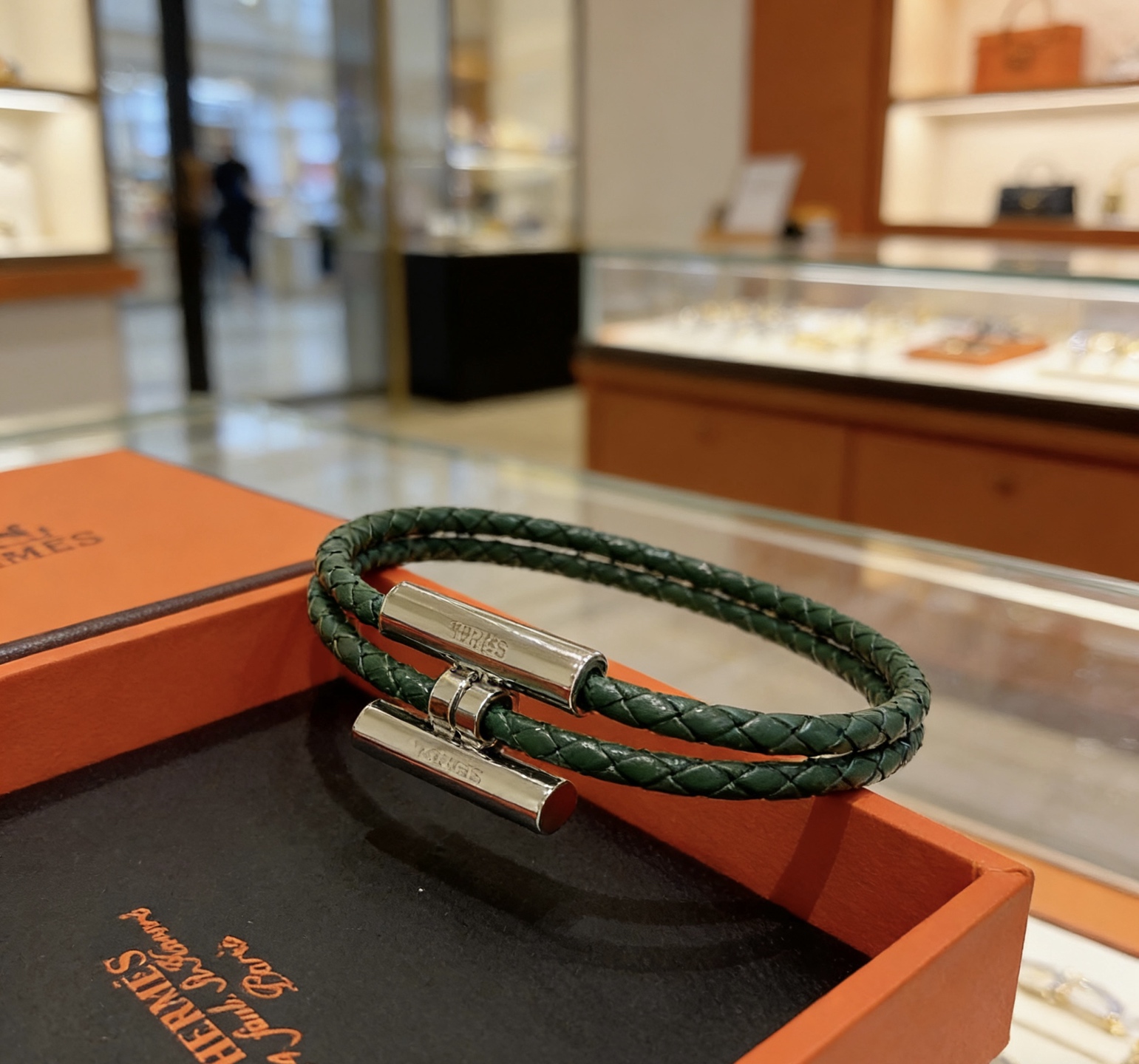 Pulsera Hermes Tournis Tresse de cuero trenzado verde oscuro con herrajes plateados paladiados de 19 cm