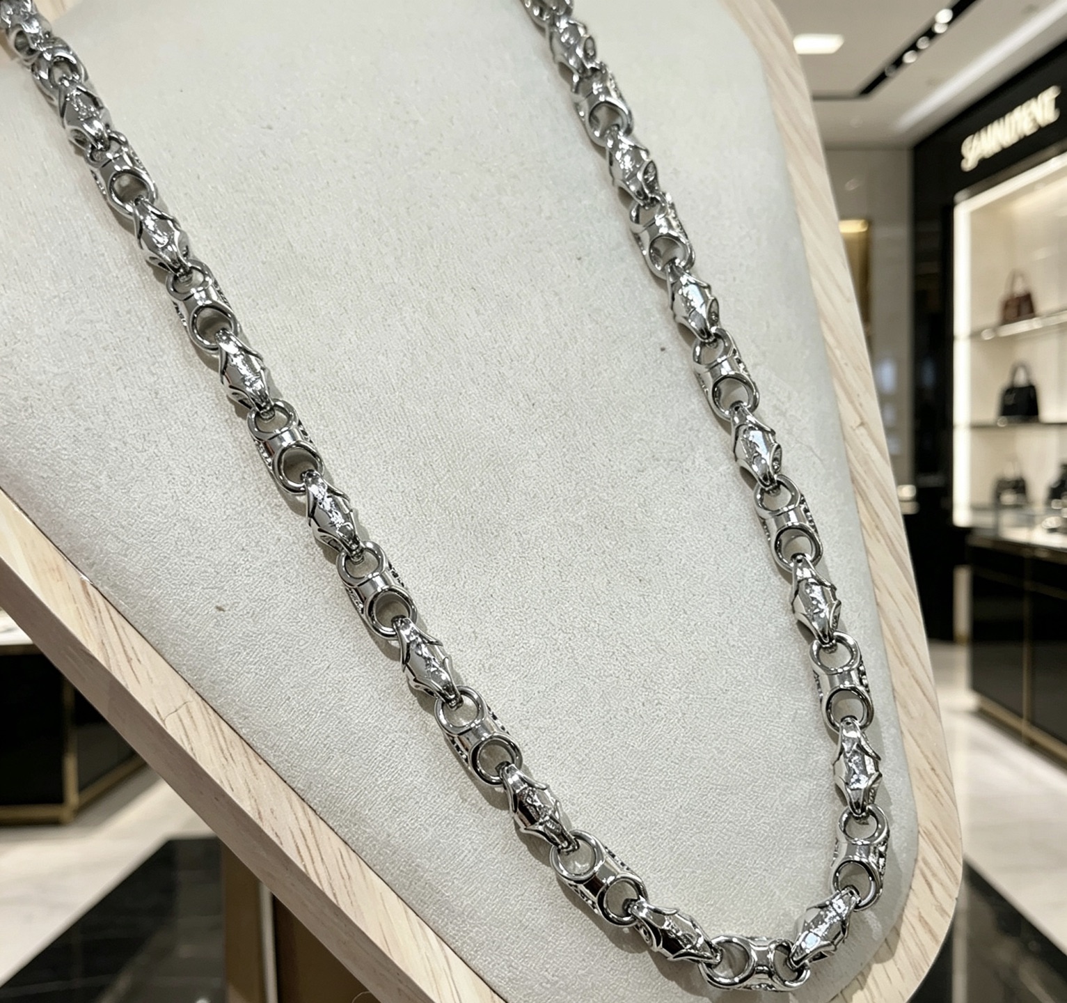 Saint Laurent V Chain Necklace necklace silver-toned metal no accent stones 60cm