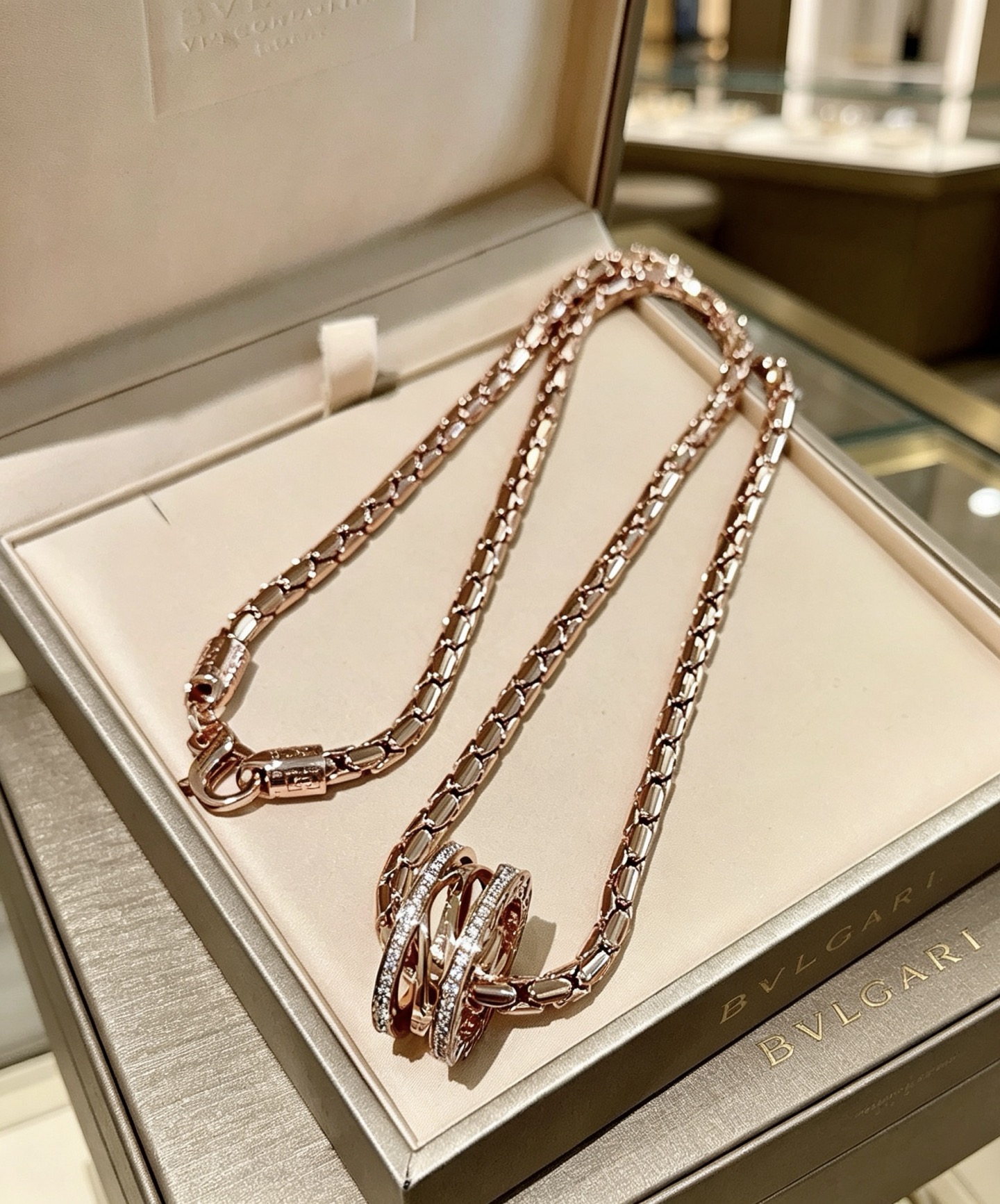 Bvlgari DIVAS DREAM necklace 18K rose gold with clear diamonds 60cm