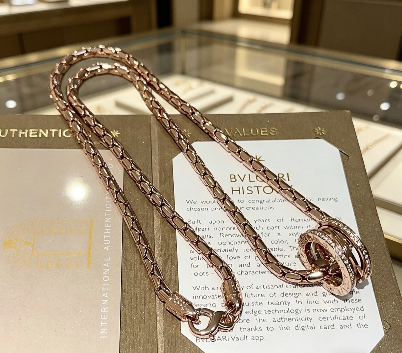 Bvlgari DIVAS DREAM necklace 18K rose gold with clear diamonds 60cm