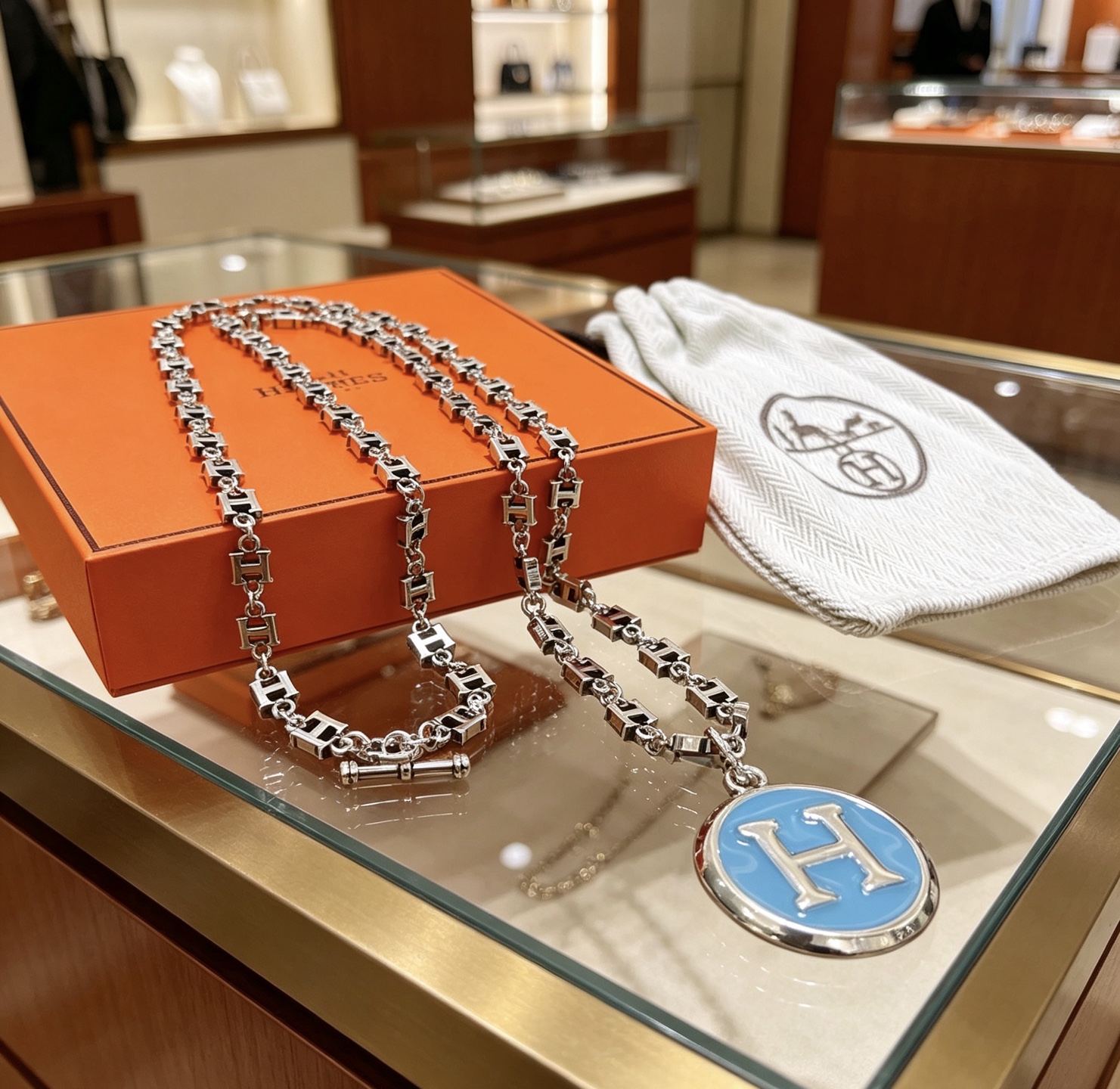 Collar Hermes Serie H Metal plateado con esmalte azul claro y logo H plateado 45cm