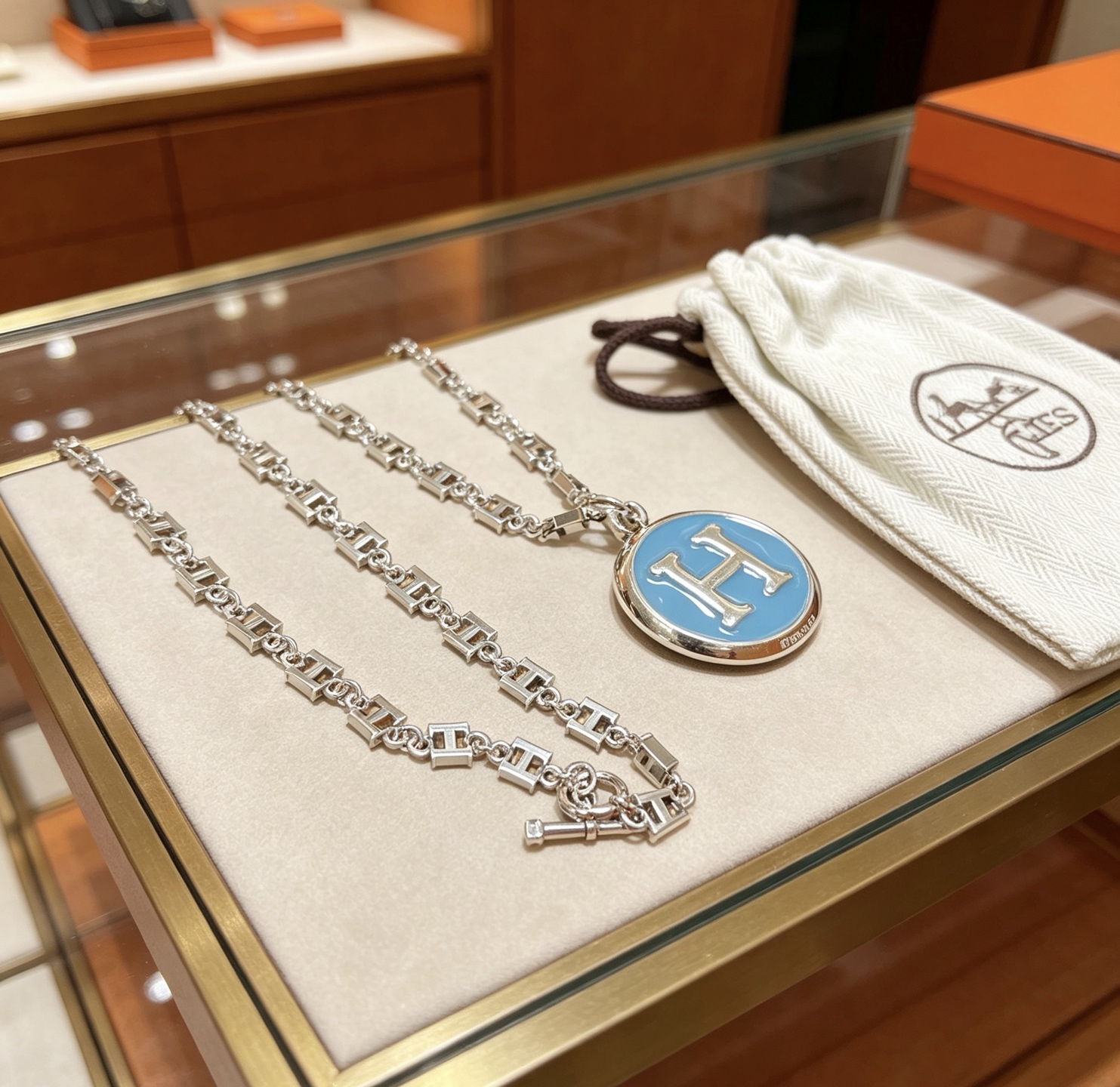 Collar Hermes Serie H Metal plateado con esmalte azul claro y logo H plateado 45cm