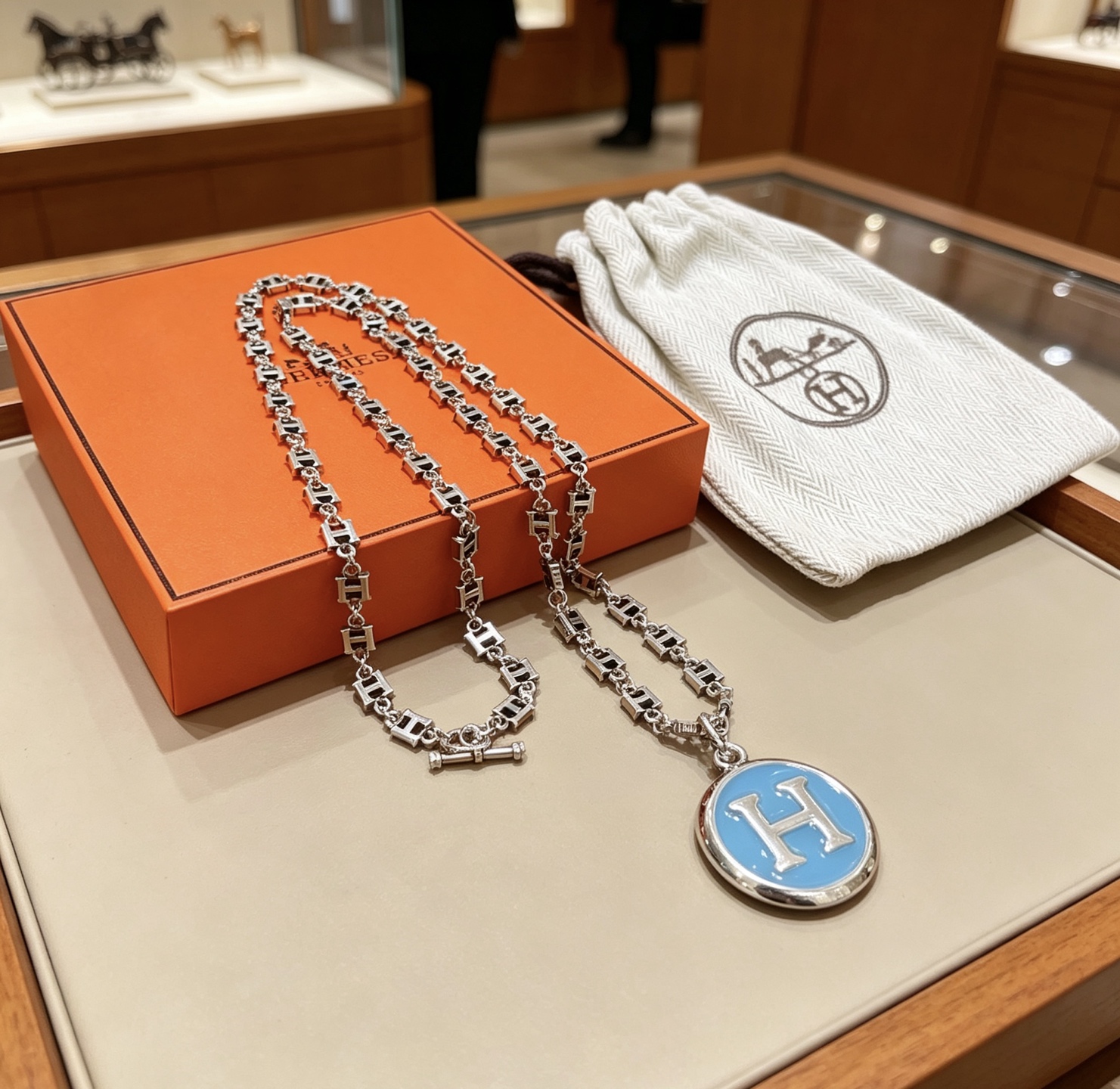 Collar Hermes Serie H Metal plateado con esmalte azul claro y logo H plateado 45cm