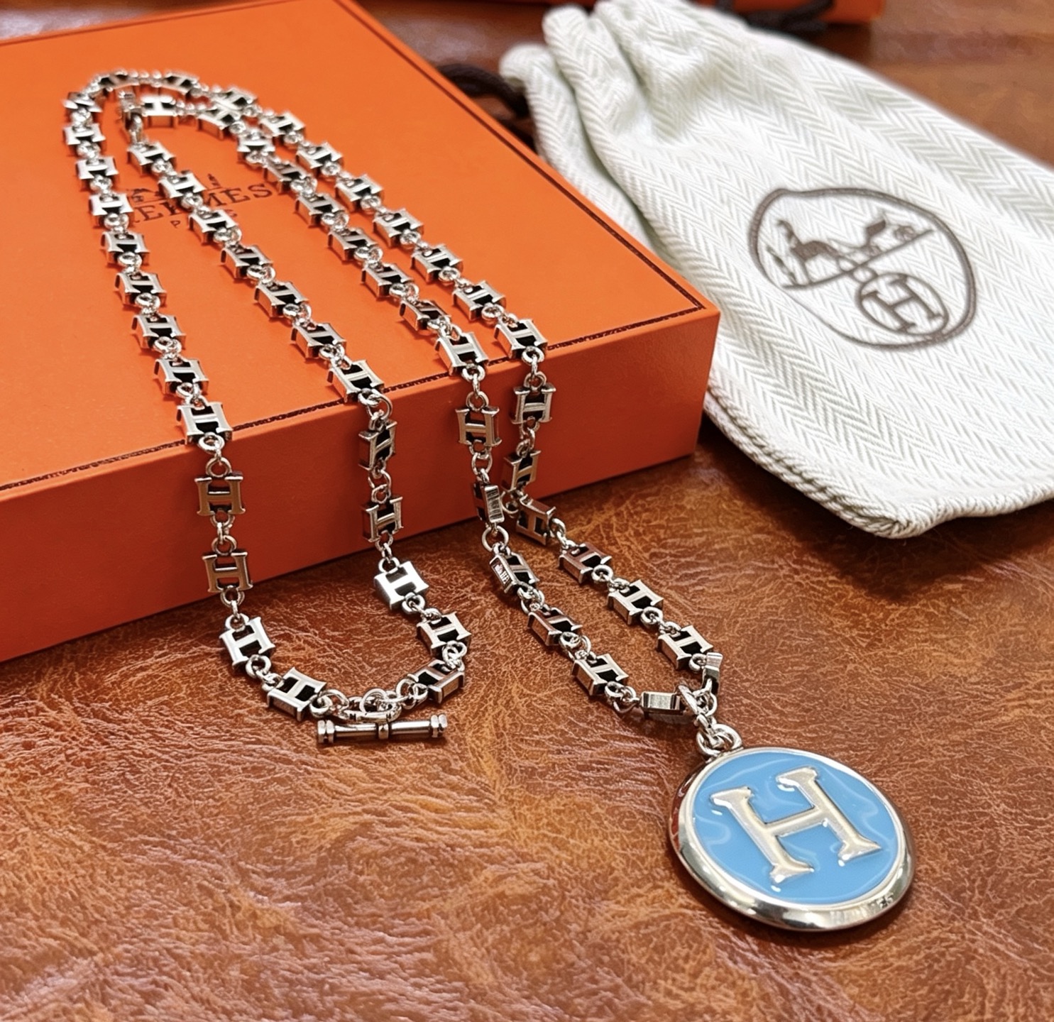 Collar Hermes Serie H Metal plateado con esmalte azul claro y logo H plateado 45cm