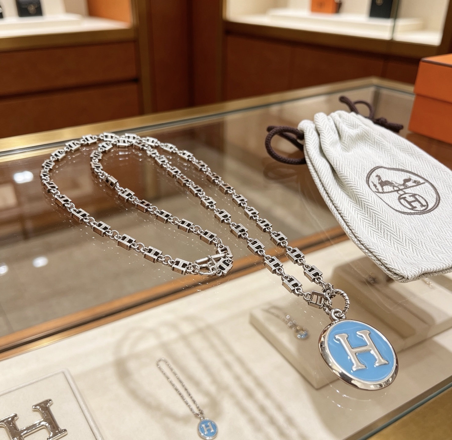 Collar Hermes Serie H Metal plateado con esmalte azul claro y logo H plateado 45cm