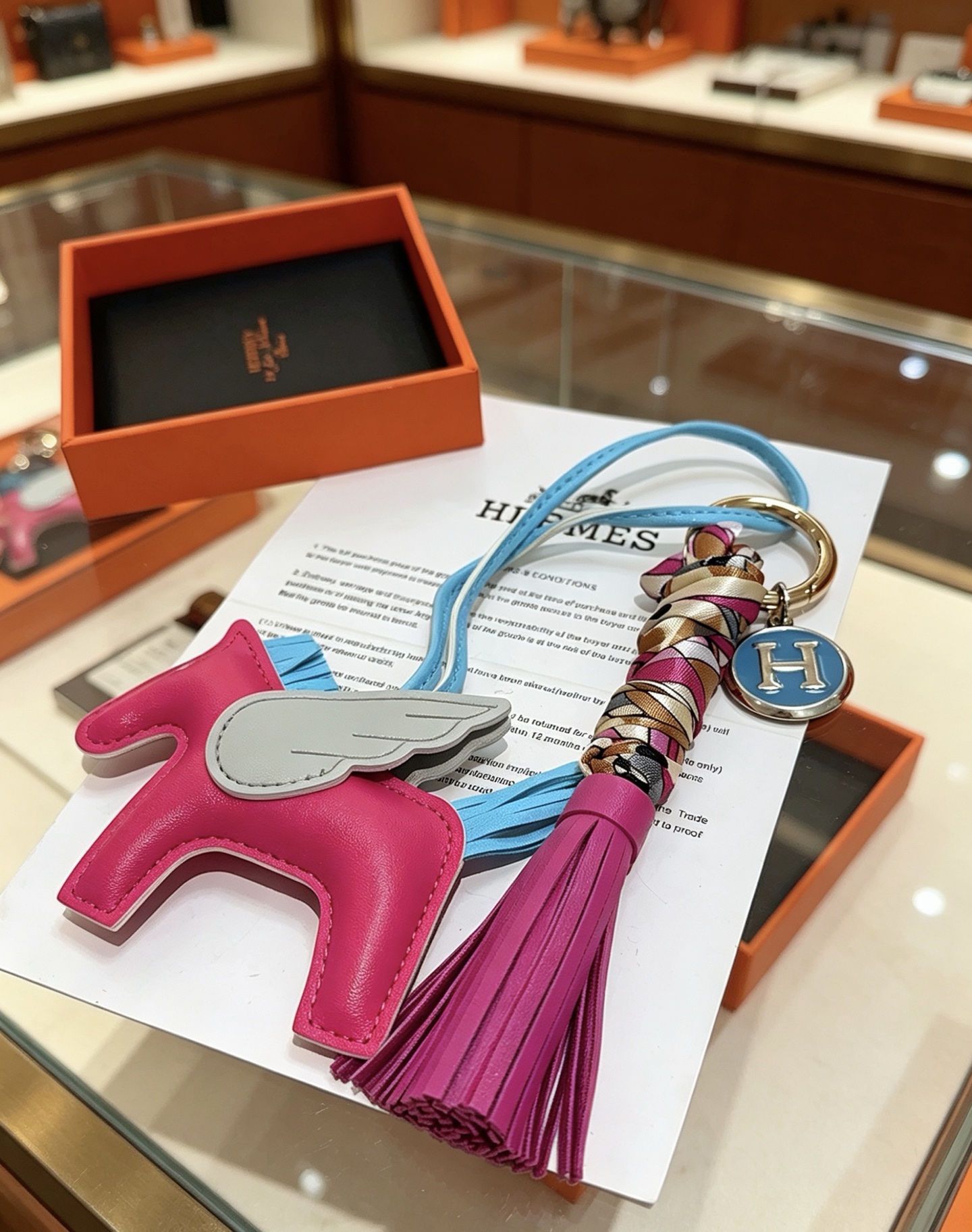 Ciondolo Hermes Rodeo Pegase con logo H Nappa Portachiavi pendente Metallo dorato pelle rosa fucsia pelle azzurra pelle grigia seta stampata multicolor smalto blu lunghezza totale 12 cm