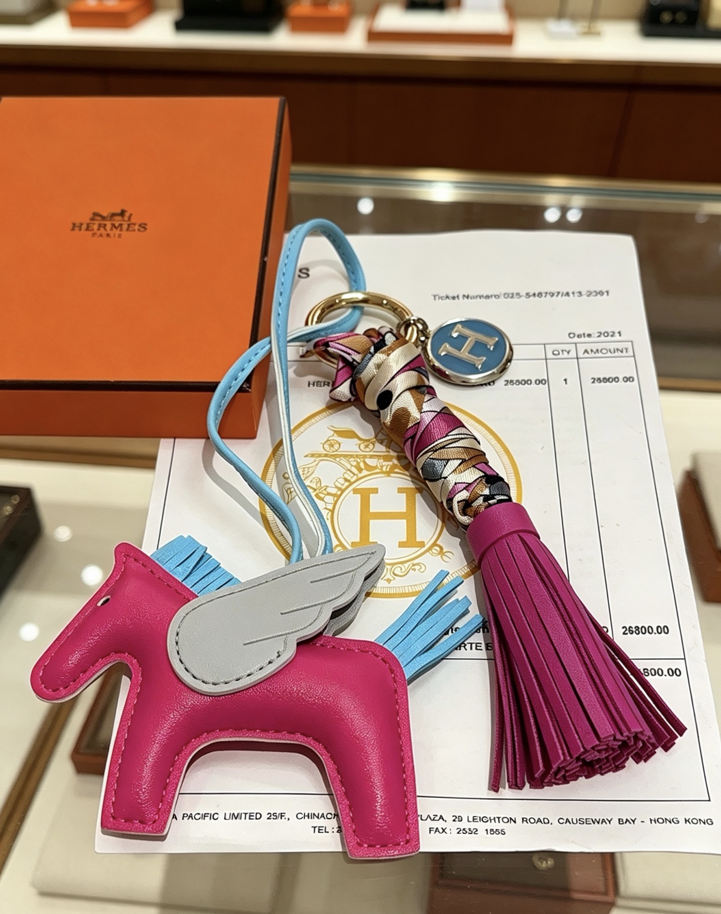 Ciondolo Hermes Rodeo Pegase con logo H Nappa Portachiavi pendente Metallo dorato pelle rosa fucsia pelle azzurra pelle grigia seta stampata multicolor smalto blu lunghezza totale 12 cm