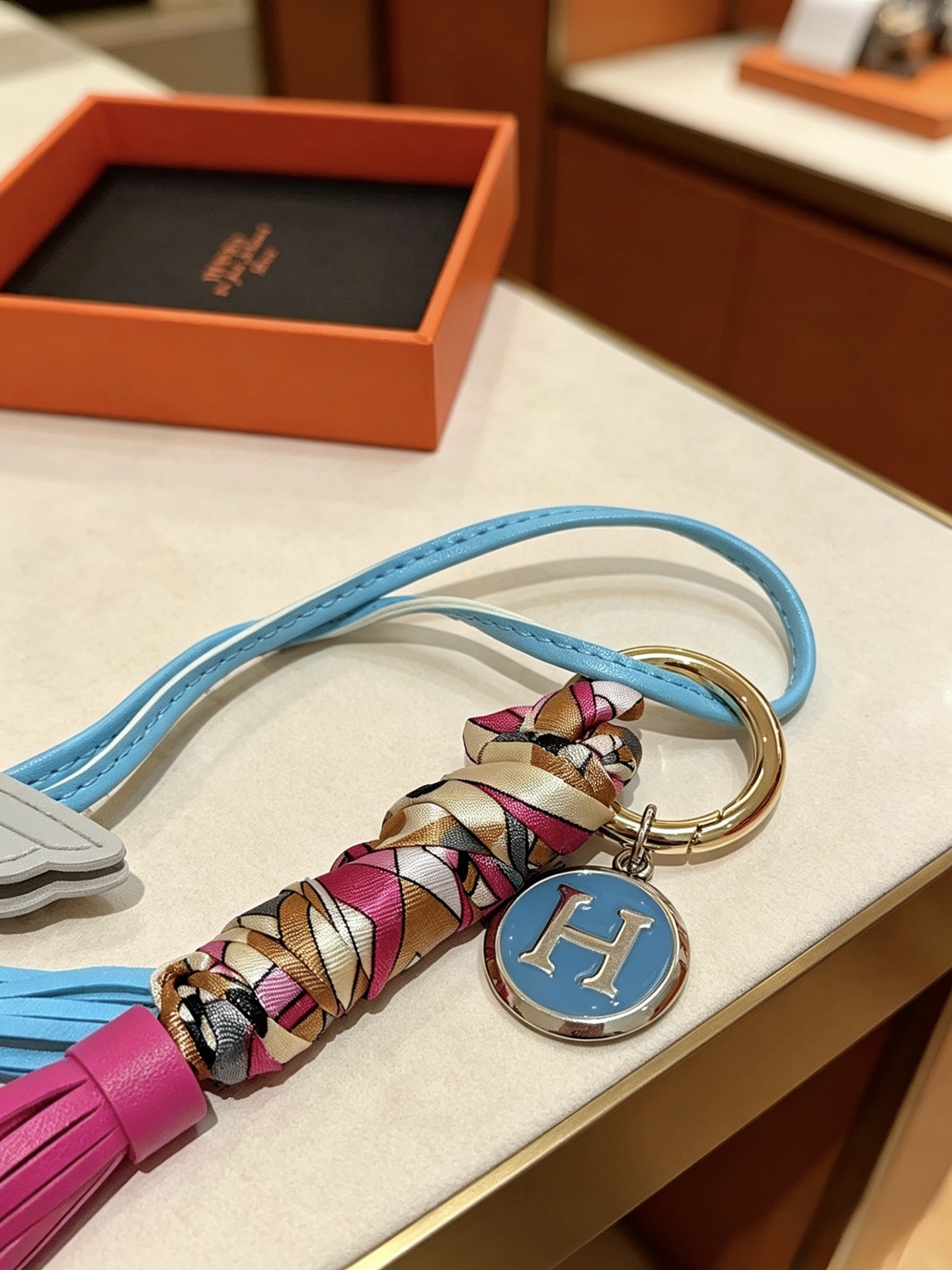 Ciondolo Hermes Rodeo Pegase con logo H Nappa Portachiavi pendente Metallo dorato pelle rosa fucsia pelle azzurra pelle grigia seta stampata multicolor smalto blu lunghezza totale 12 cm
