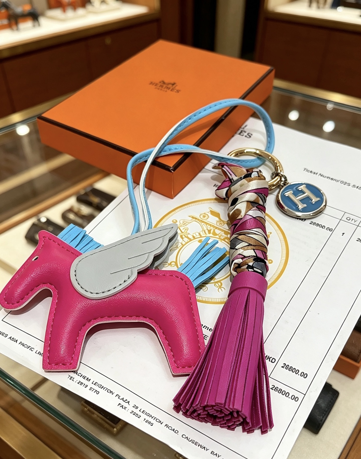 Ciondolo Hermes Rodeo Pegase con logo H Nappa Portachiavi pendente Metallo dorato pelle rosa fucsia pelle azzurra pelle grigia seta stampata multicolor smalto blu lunghezza totale 12 cm