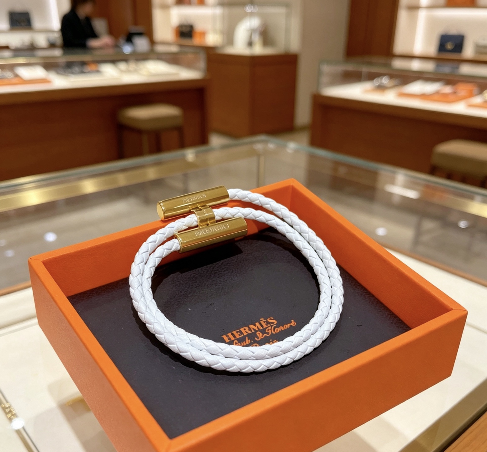 Pulsera Hermes Tournis Tresse Cuero trenzado blanco con herrajes de metal chapado en oro T3 17cm
