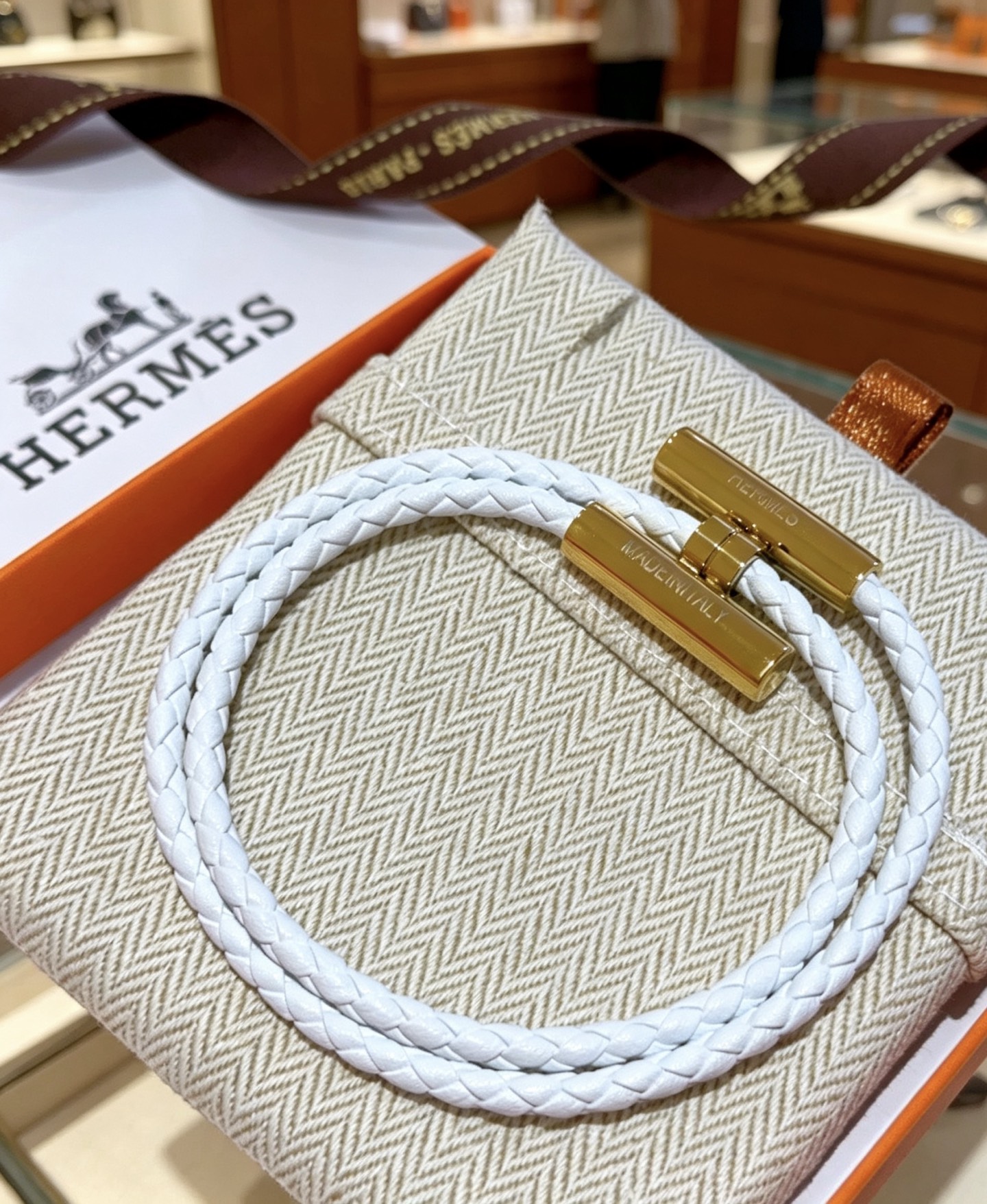 Pulsera Hermes Tournis Tresse Cuero trenzado blanco con herrajes de metal chapado en oro T3 17cm
