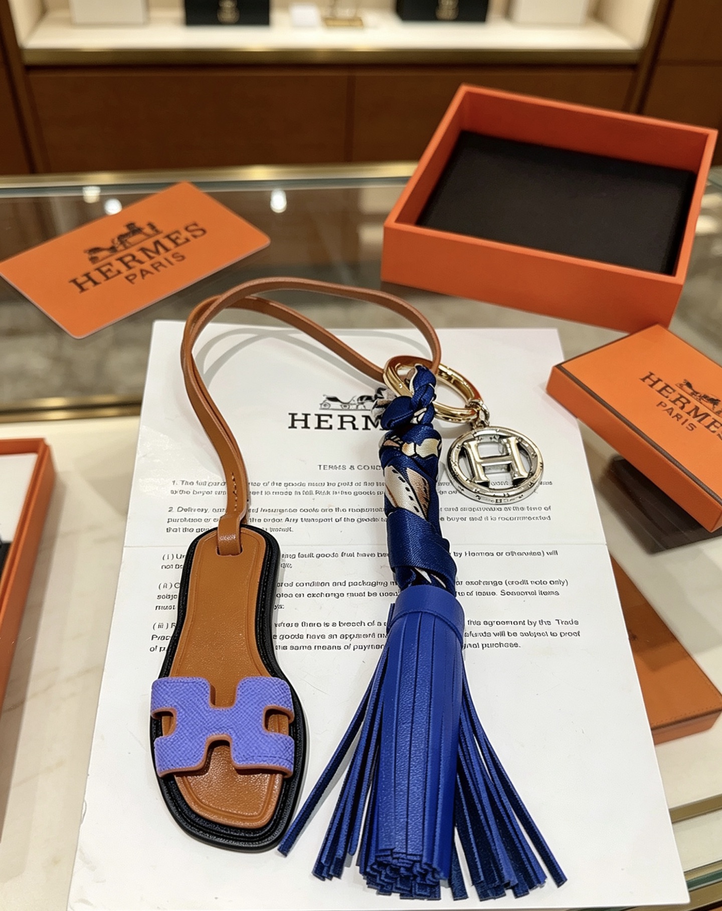 Hermes Oran Sandalo Nappa Chiave Ciondolo con ciondolo Metallo color oro e argento Pelle marrone chiaro Lavanda Pelle viola Pelle blu reale Seta stampata blu scuro Lunghezza totale cinturino 15 cm