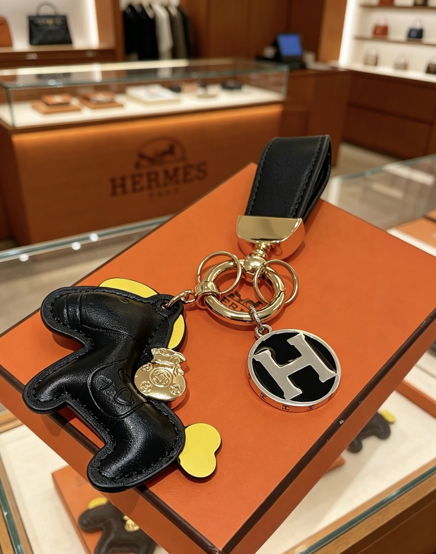 Hermes Rodeo Horse H Logo Key Charm colgante Cuero negro acento amarillo metal dorado logo H plateado con esmalte negro 12 cm de longitud total