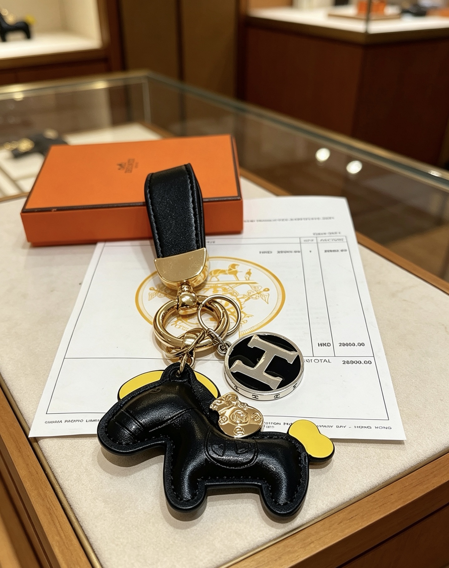 Hermes Rodeo Horse H Logo Key Charm colgante Cuero negro acento amarillo metal dorado logo H plateado con esmalte negro 12 cm de longitud total