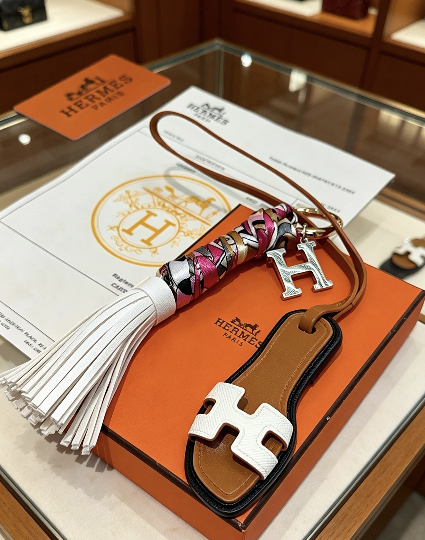 Hermes Oran Sandália Tassel H Charm Chaveiro pingente Metal dourado tom prateado H charme couro marrom couro branco multicolor rosa branco preto ouro seda borla de couro branco acabamento preto 18 cm de comprimento da pulseira