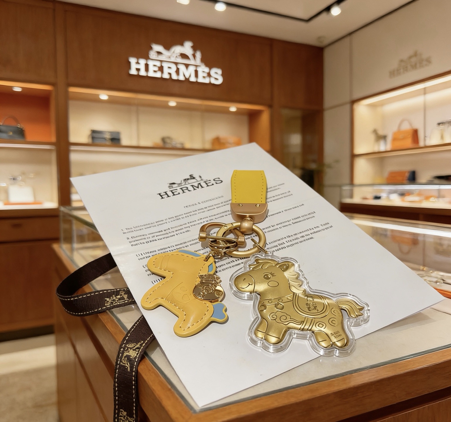Hermes rodeo cavalo charme chaveiro pingente de couro amarelo ouro-tom metal azul claro acentos de couro 12cm comprimento total