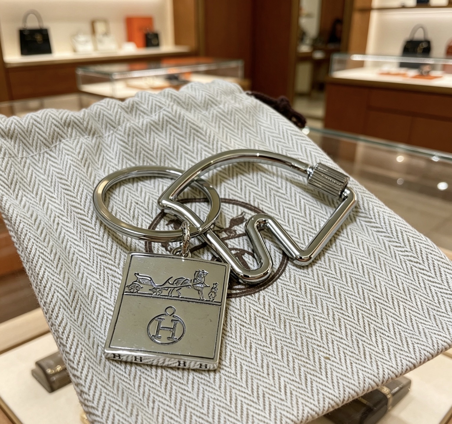 Hermes Caleche H Logo Key Charm pendentif métal argenté palladié longueur totale 9cm