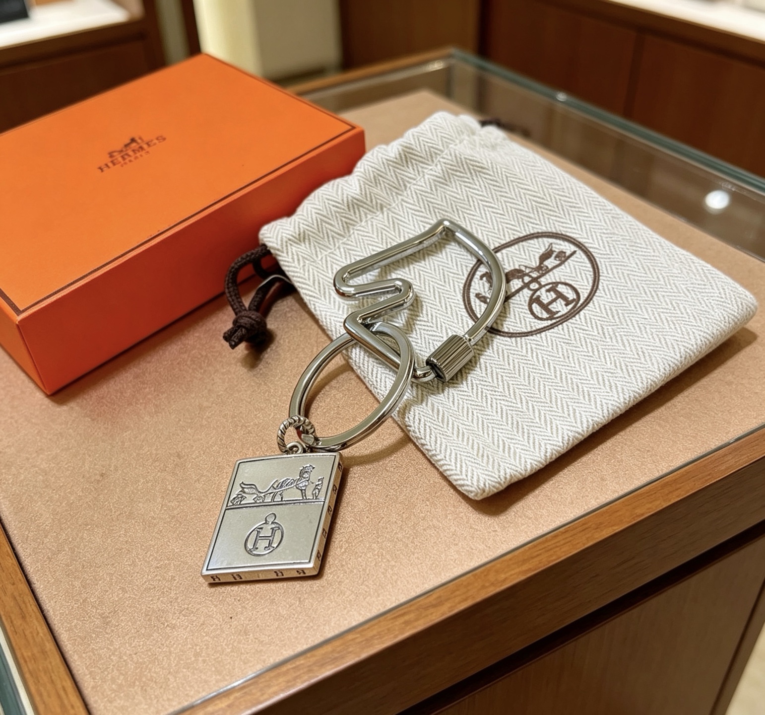 Hermes Caleche H Logo Key Charm pendentif métal argenté palladié longueur totale 9cm