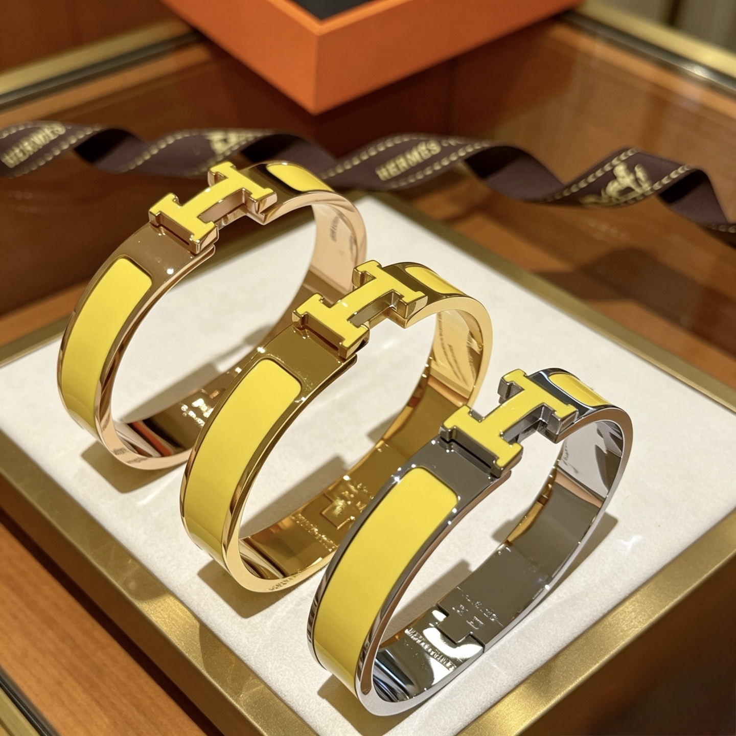 Bracciale Hermes Clic H in metallo placcato palladio con smalto giallo PM