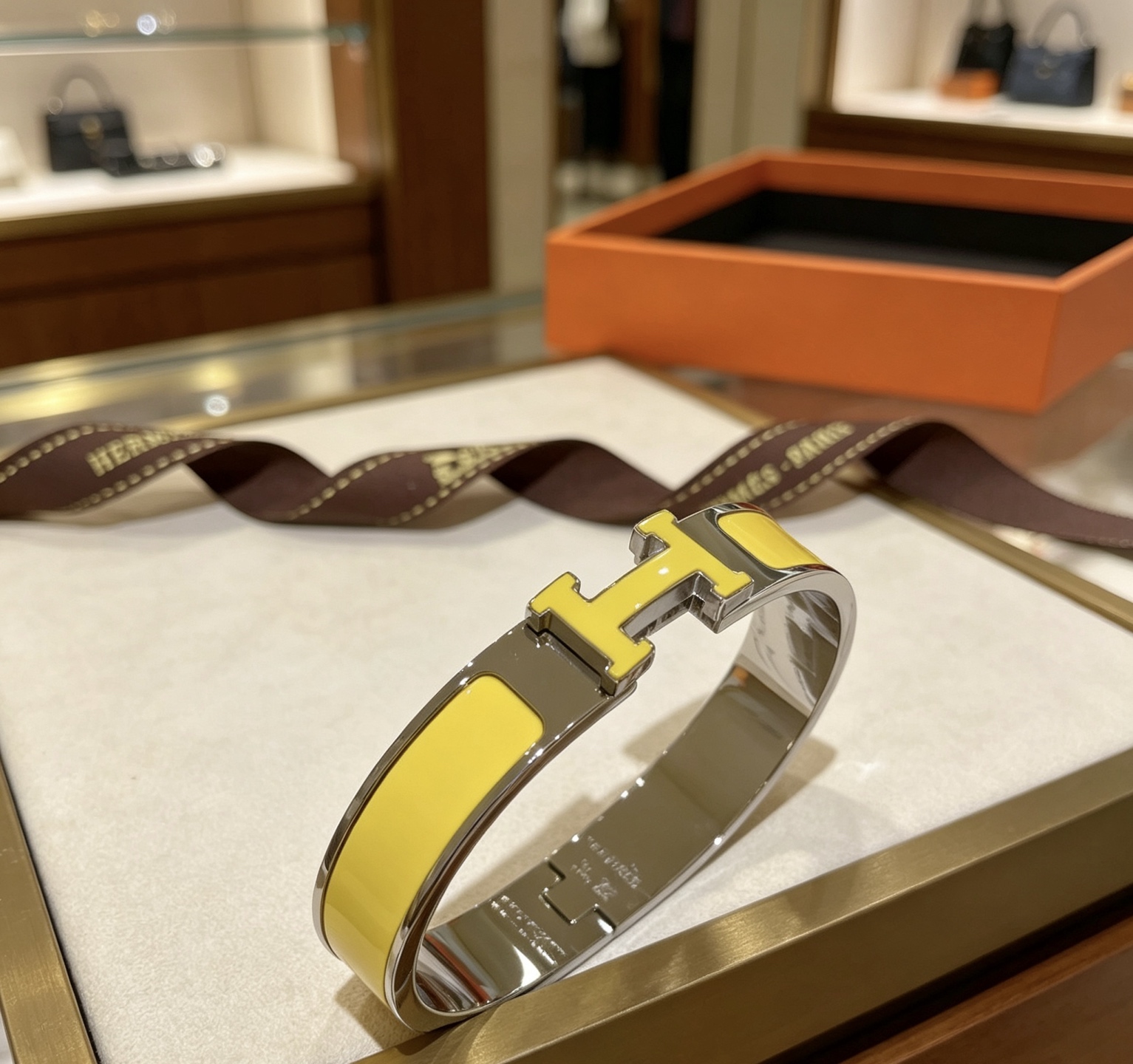 Bracciale Hermes Clic H in metallo placcato palladio con smalto giallo PM