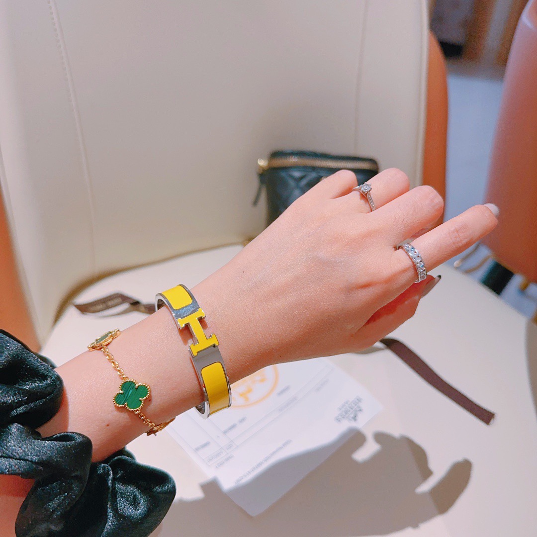 Bracciale Hermes Clic H in metallo placcato palladio con smalto giallo PM