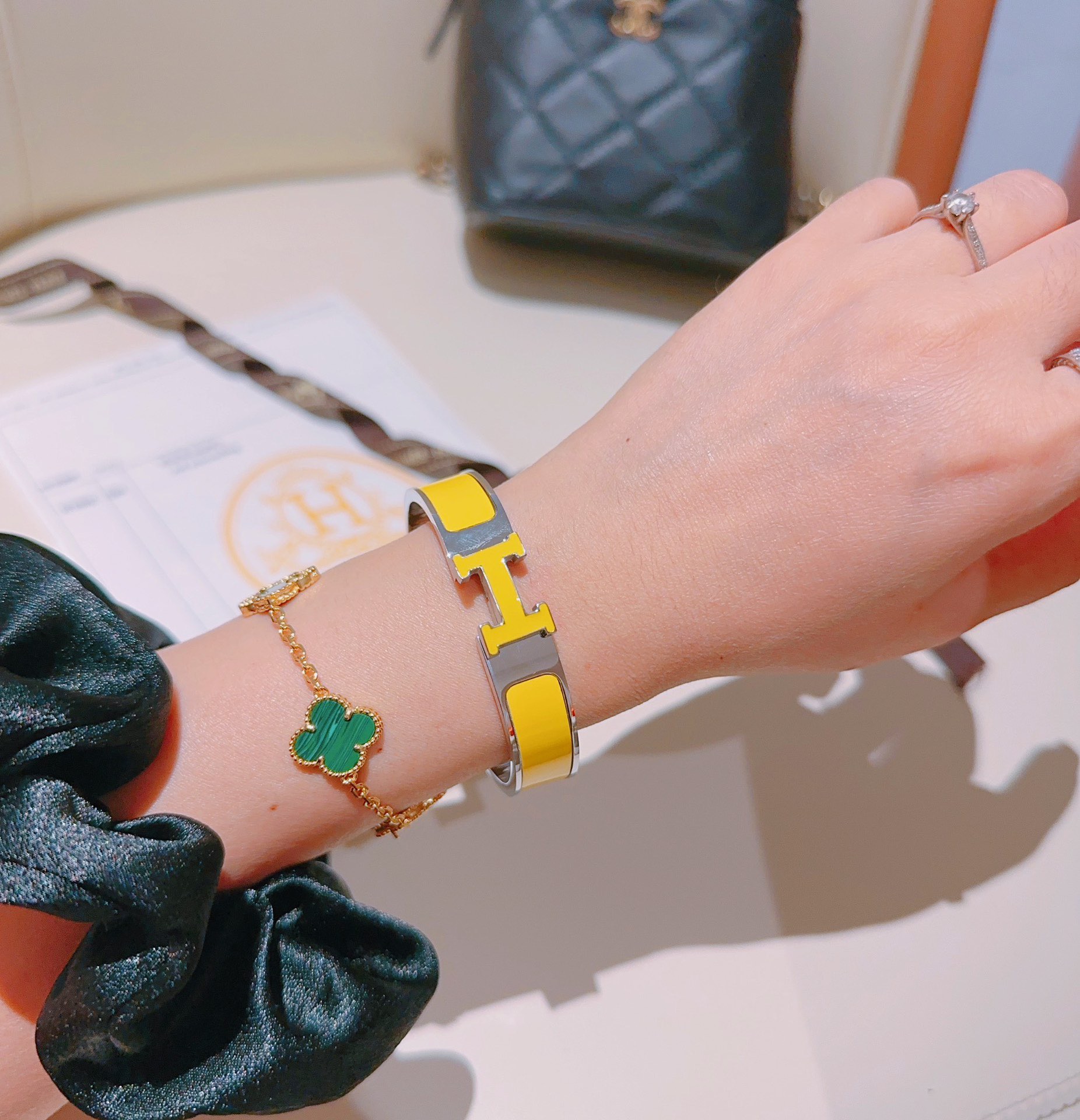 Bracciale Hermes Clic H in metallo placcato palladio con smalto giallo PM