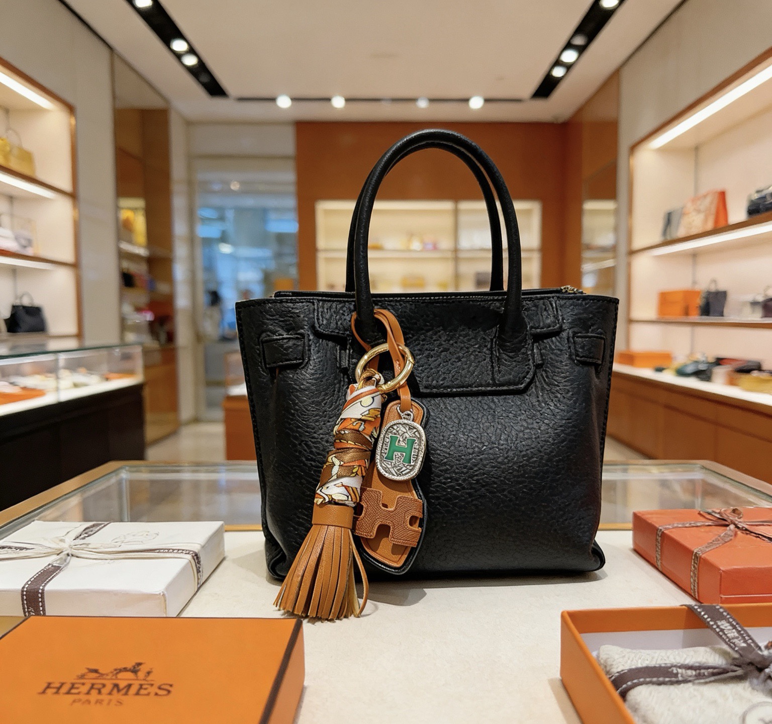 Hermes Oran Sandalo Borsa con nappa Ciondolo con ciondolo Metallo color oro pelle marrone seta stampata multicolore pelle marrone smalto verde metallo color argento finiture in pelle nera lunghezza totale 12 cm
