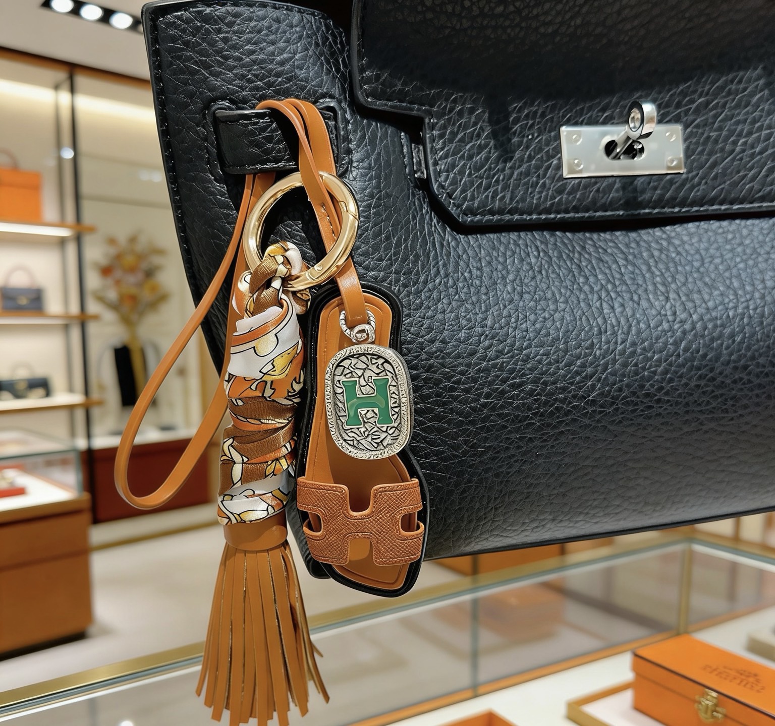 Hermes Oran Sandalo Borsa con nappa Ciondolo con ciondolo Metallo color oro pelle marrone seta stampata multicolore pelle marrone smalto verde metallo color argento finiture in pelle nera lunghezza totale 12 cm